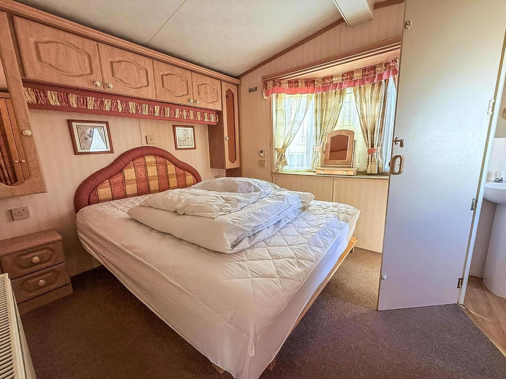 6 Berth Caravan In Hunstanton, Ideal For Seaside Holidays Ref 13004l Campsite *