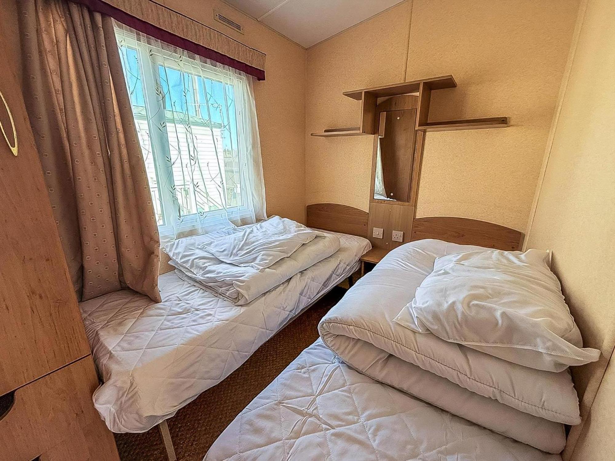 Campsite Superb Dog Friendly Caravan With Decking In In Norfolk Ref 13010l *
