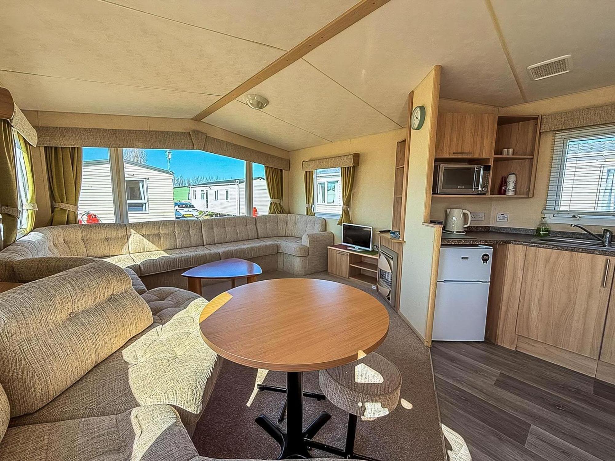 Lovely 6 Berth Caravan Nearby In Norfolk Ref 23071t Campsite Hunstanton