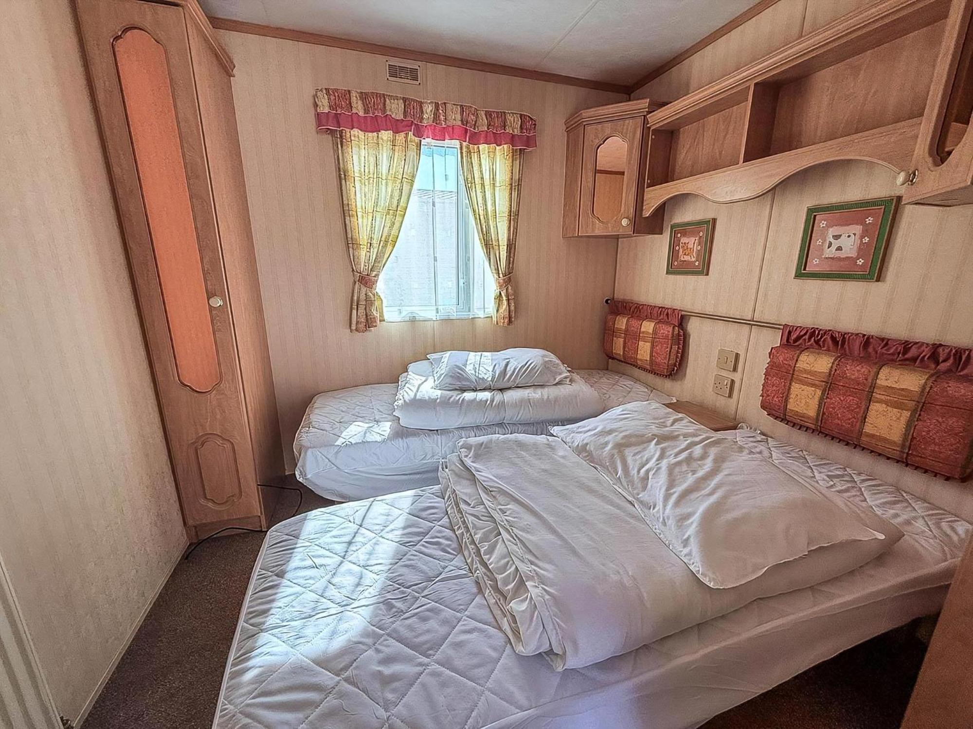 6 Berth Caravan In Hunstanton, Ideal For Seaside Holidays Ref 13004l Hunstanton
