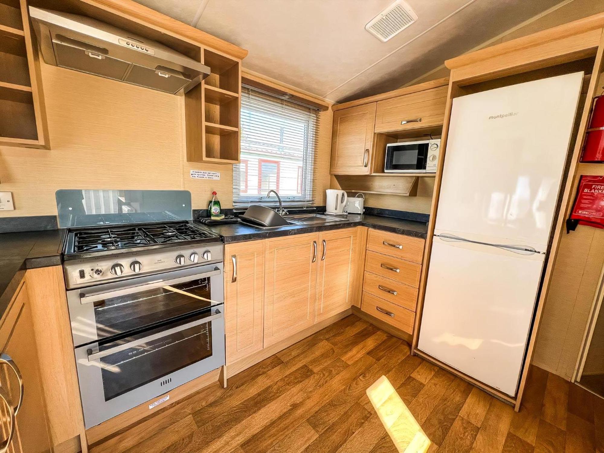 6 Berth Pet Friendly Caravan By Beach, Norfolk Ref 13012l * Hunstanton