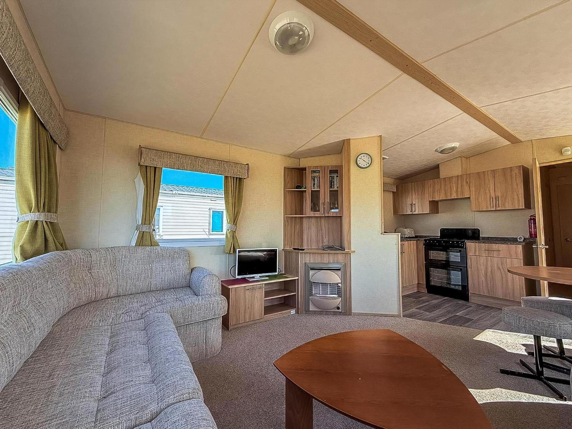 Lovely 6 Berth Caravan Nearby In Norfolk Ref 23071t