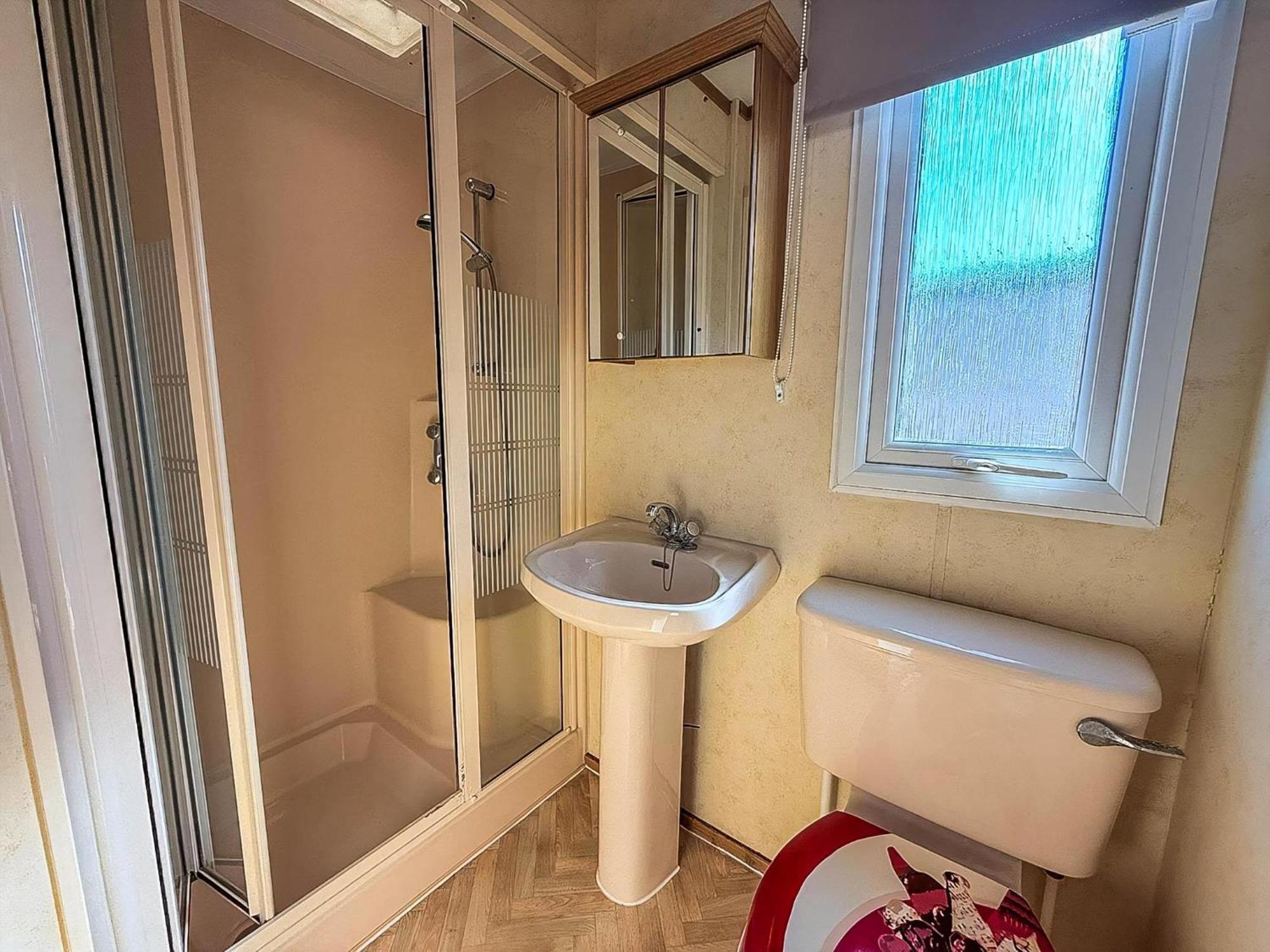 Campsite 6 Berth Caravan By The In In Norfolk, Pets Welcome Ref 13009l