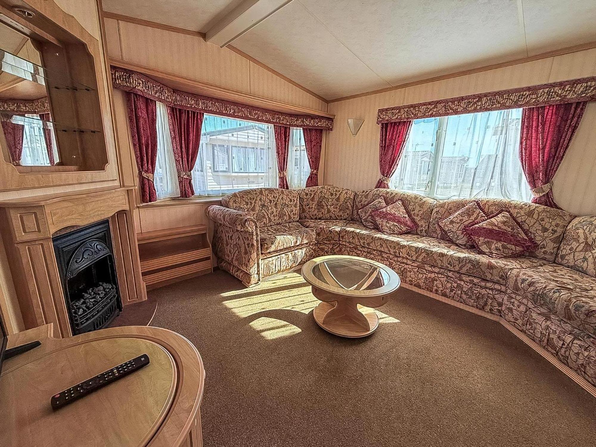 Campsite 6 Berth Caravan In Hunstanton, Ideal For Seaside Holidays Ref 13004l *