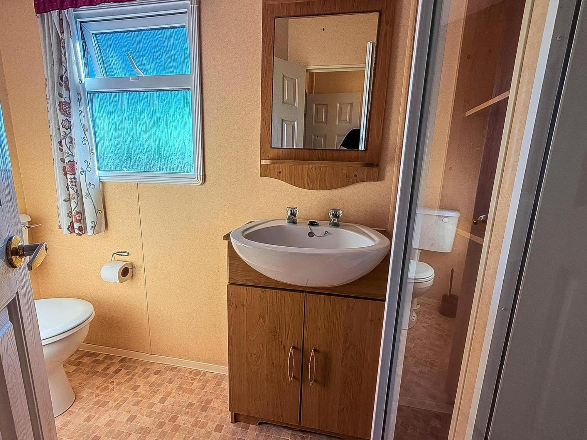 Superb Dog Friendly Caravan With Decking In In Norfolk Ref 13010l Hunstanton