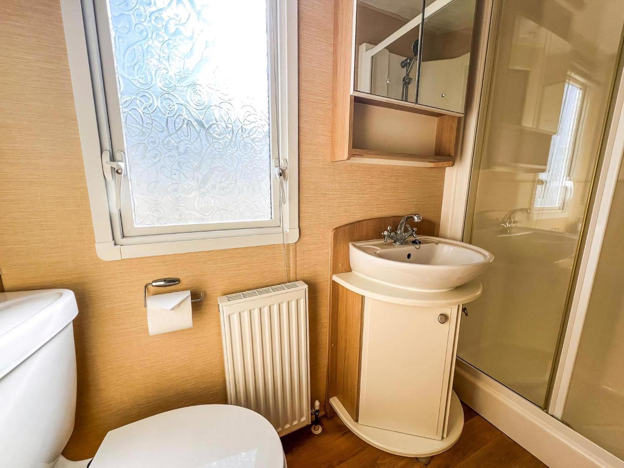 Campsite 6 Berth Pet Friendly Caravan By Beach, Norfolk Ref 13012l *