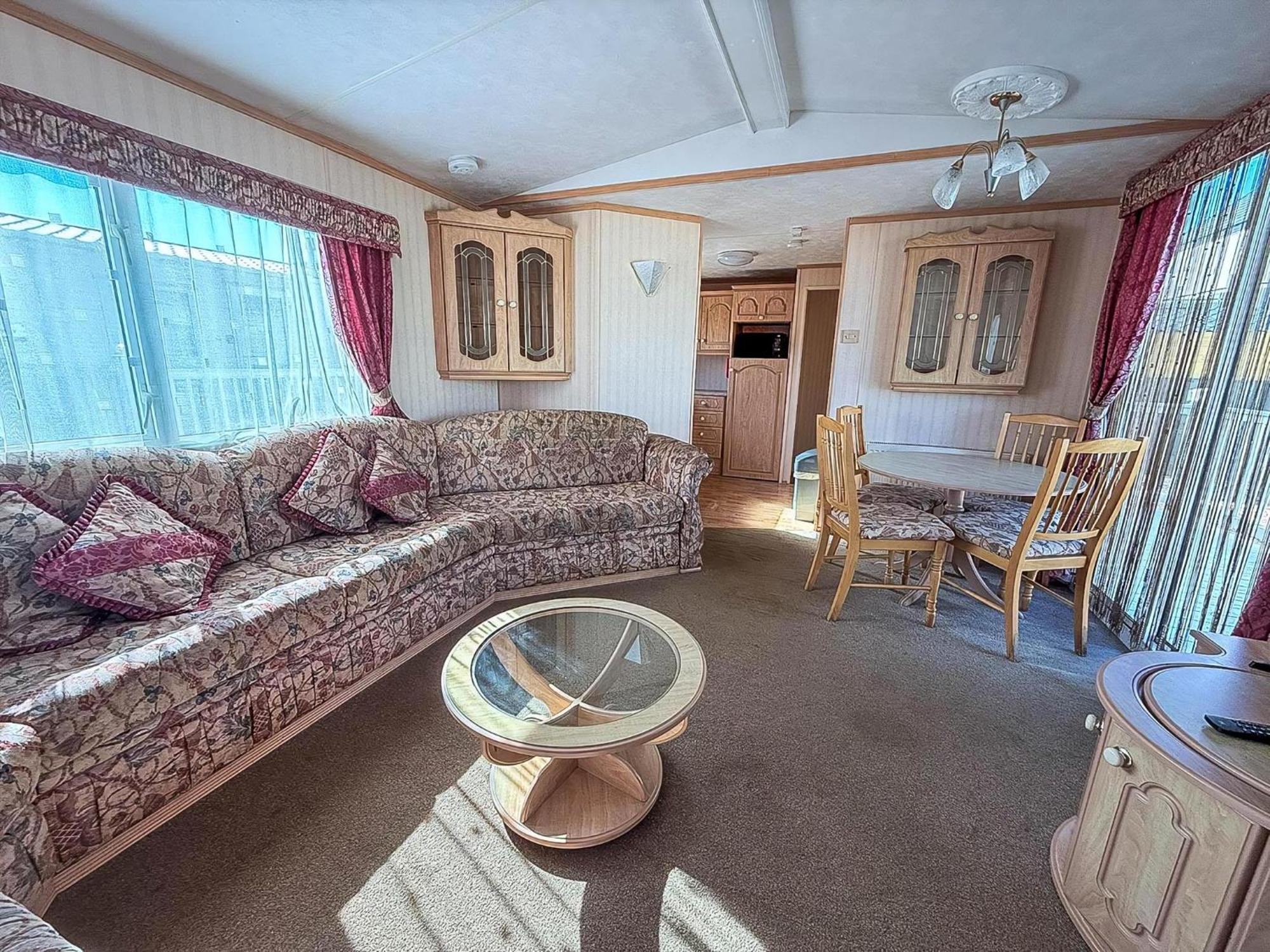 Campsite 6 Berth Caravan In Hunstanton, Ideal For Seaside Holidays Ref 13004l Hunstanton