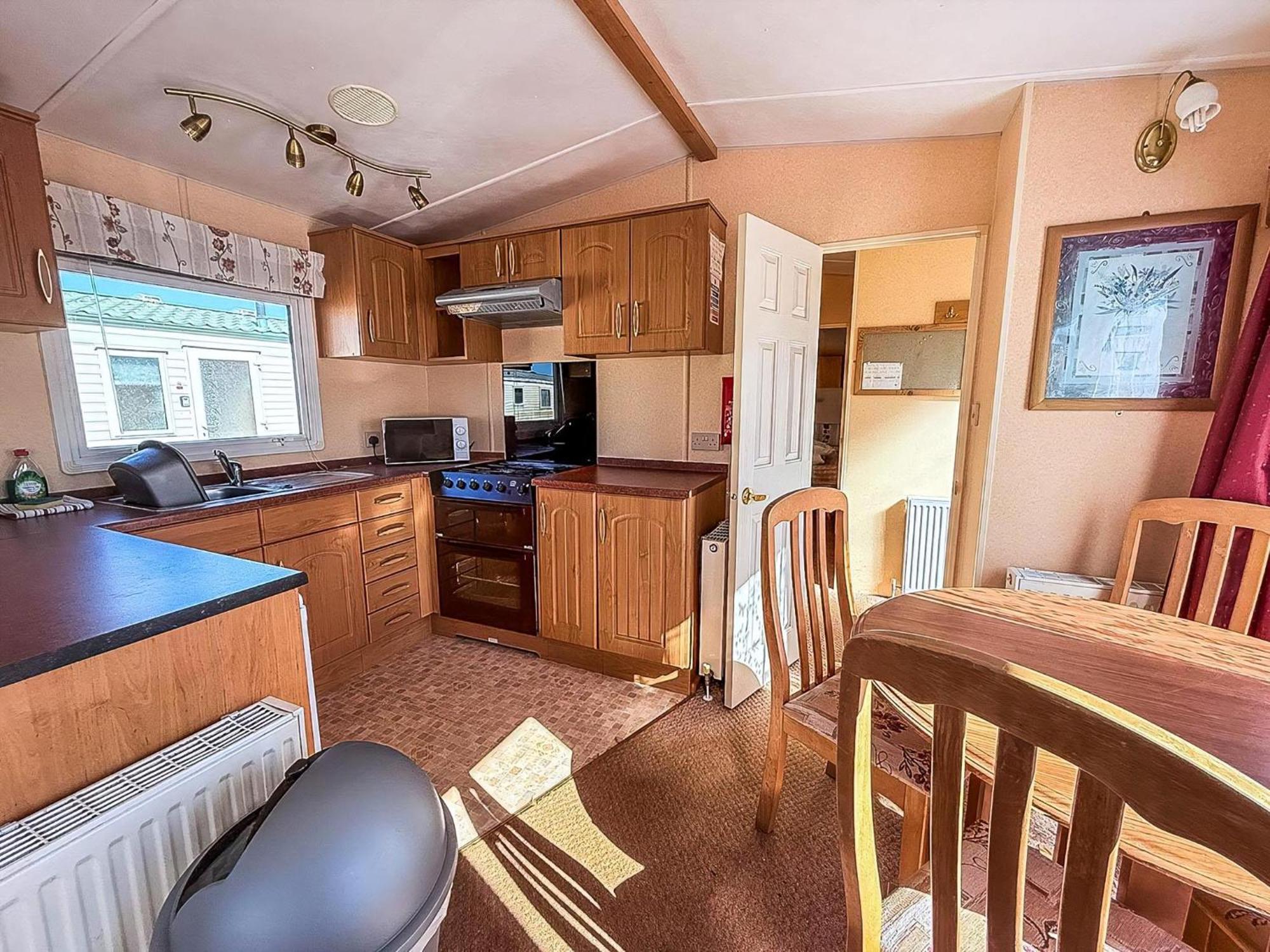 Superb Dog Friendly Caravan With Decking In In Norfolk Ref 13010l *