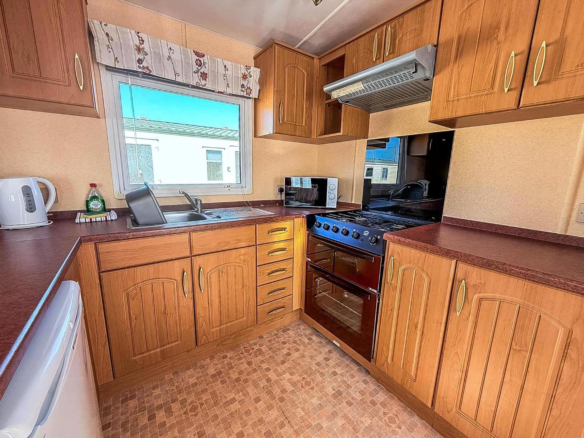 Superb Dog Friendly Caravan With Decking In In Norfolk Ref 13010l Hunstanton