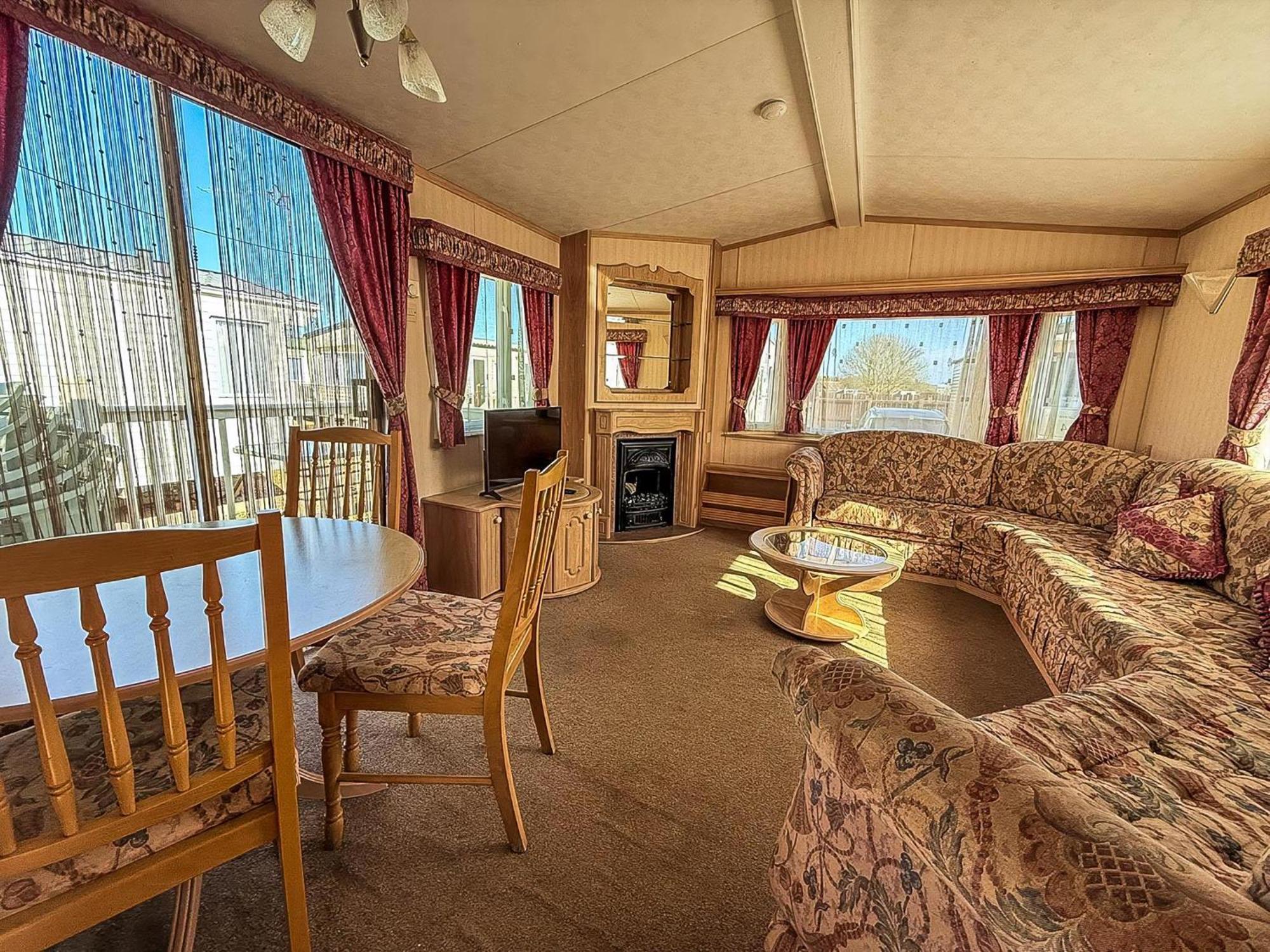 6 Berth Caravan In Hunstanton, Ideal For Seaside Holidays Ref 13004l Campsite