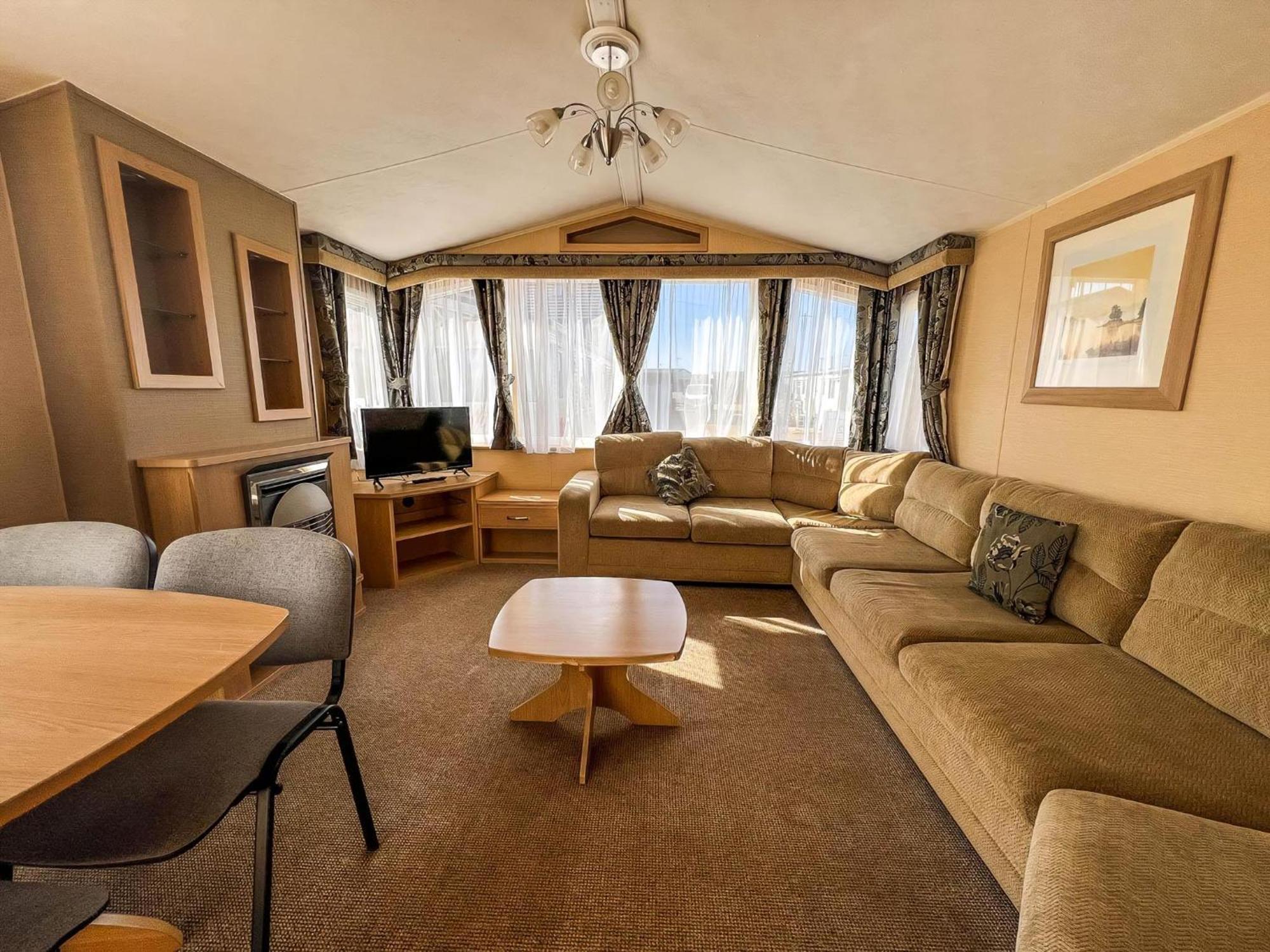 6 Berth Pet Friendly Caravan By Beach, Norfolk Ref 13012l *