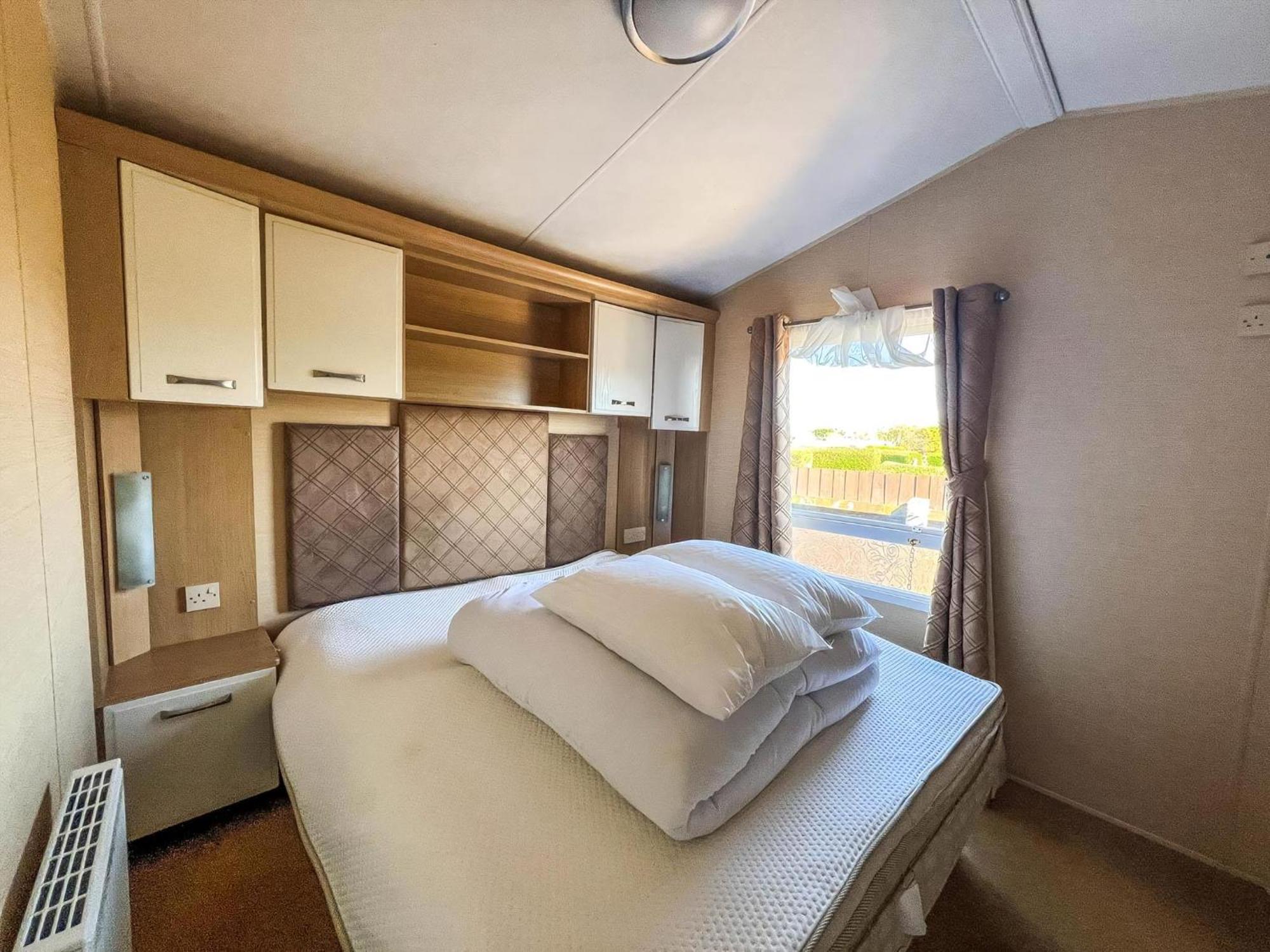 Campsite 6 Berth Pet Friendly Caravan By Beach, Norfolk Ref 13012l *