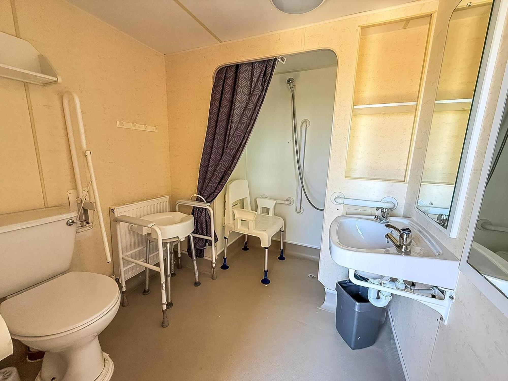 Wheelchair Friendly Caravan For Hire Norfolk Near The Ref 13016l Hunstanton