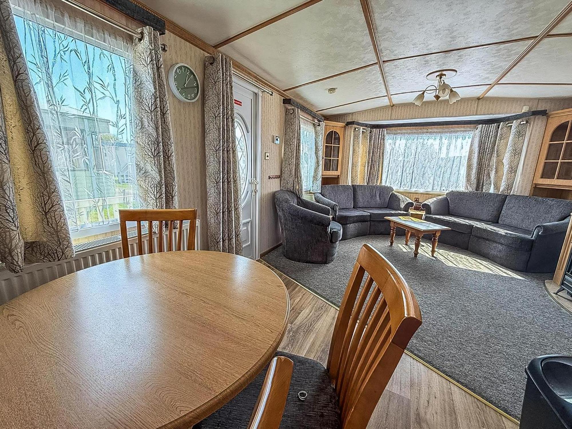 Spacious Caravan For Hire In At Manor Park Ref 23047b