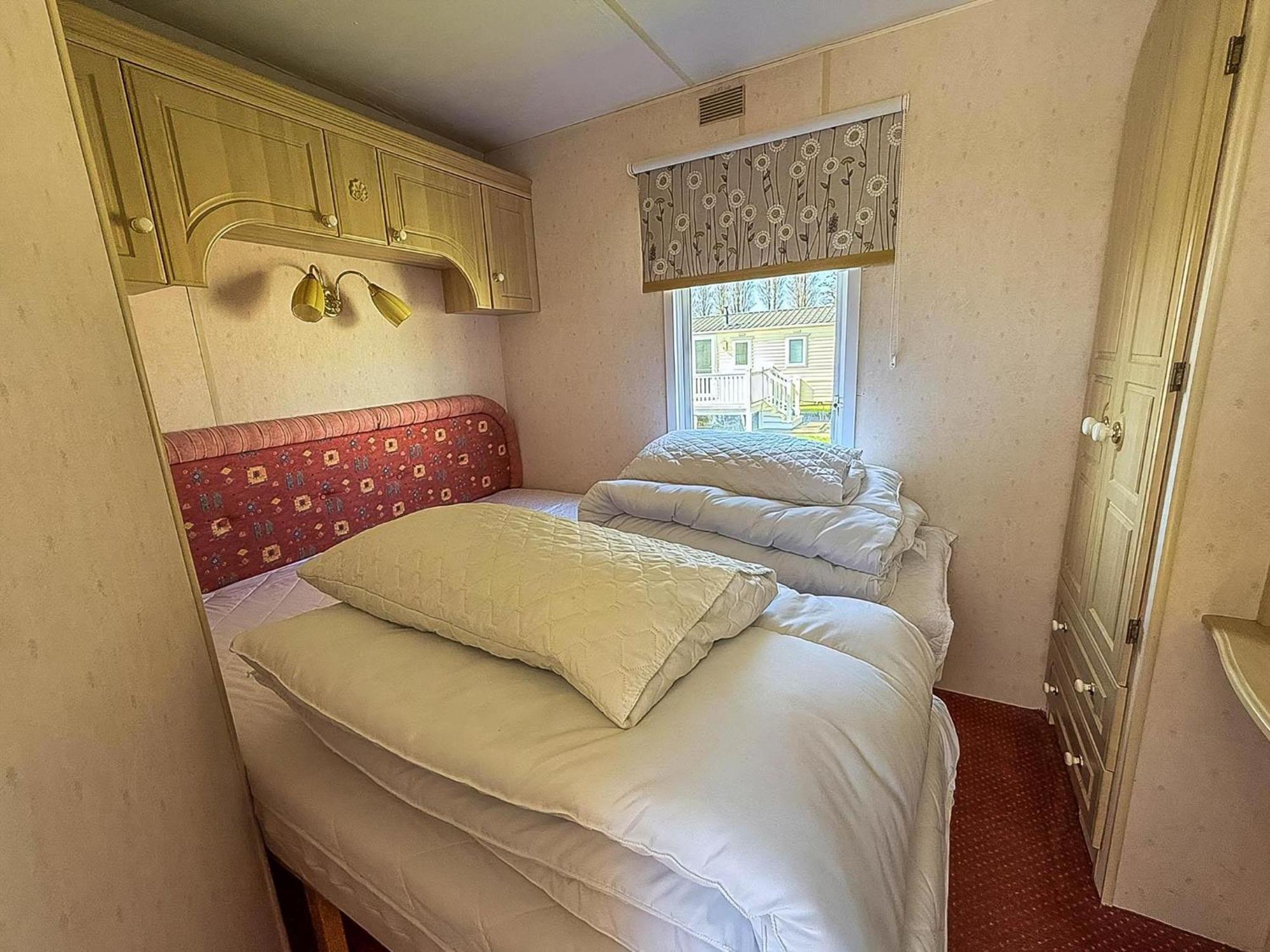 Spacious Caravan For Hire In At Manor Park Ref 23047b Campsite Hunstanton