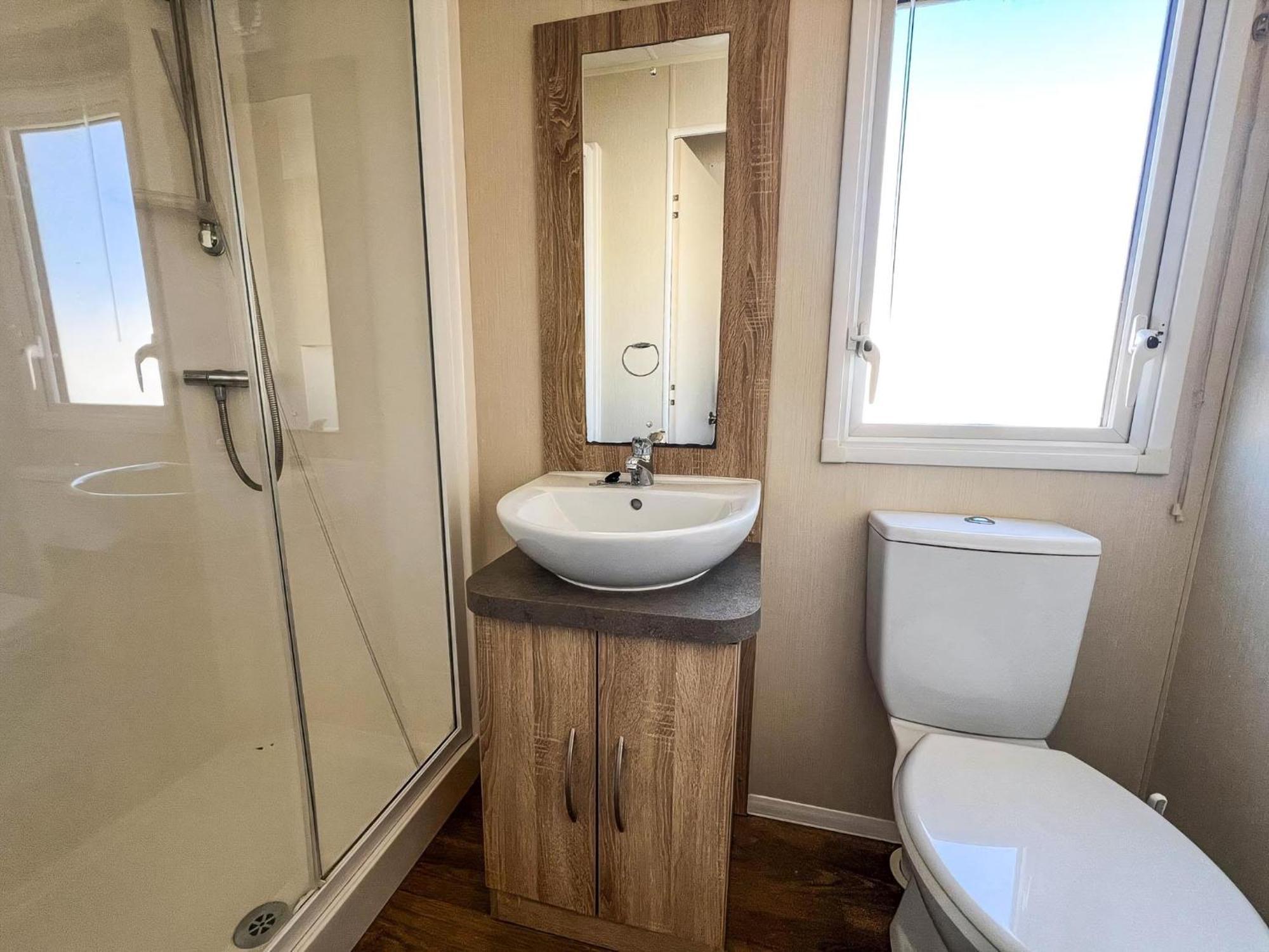 Great Caravan For Hire By The In Norfolk, By Ref 13005l *