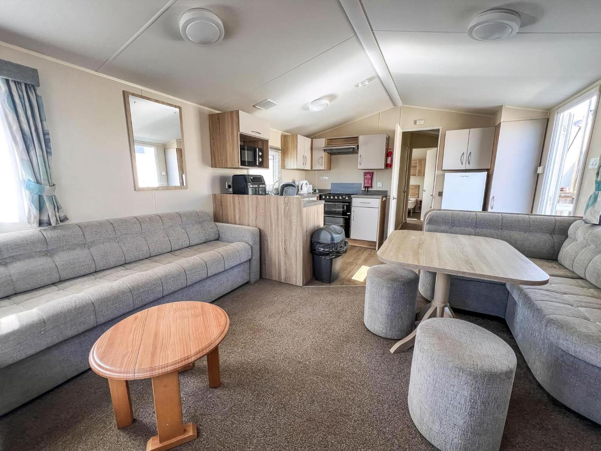 Campsite Great Caravan For Hire By The In Norfolk, By Ref 13005l Hunstanton