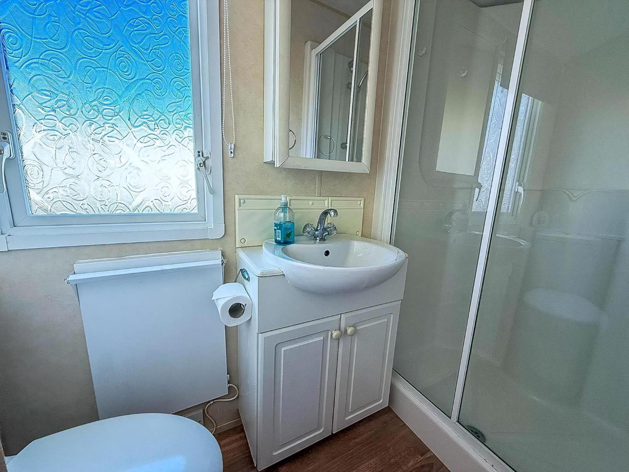 Campsite Dog Friendly 8 Berth Caravan, Minutes From The In Ref 13003l