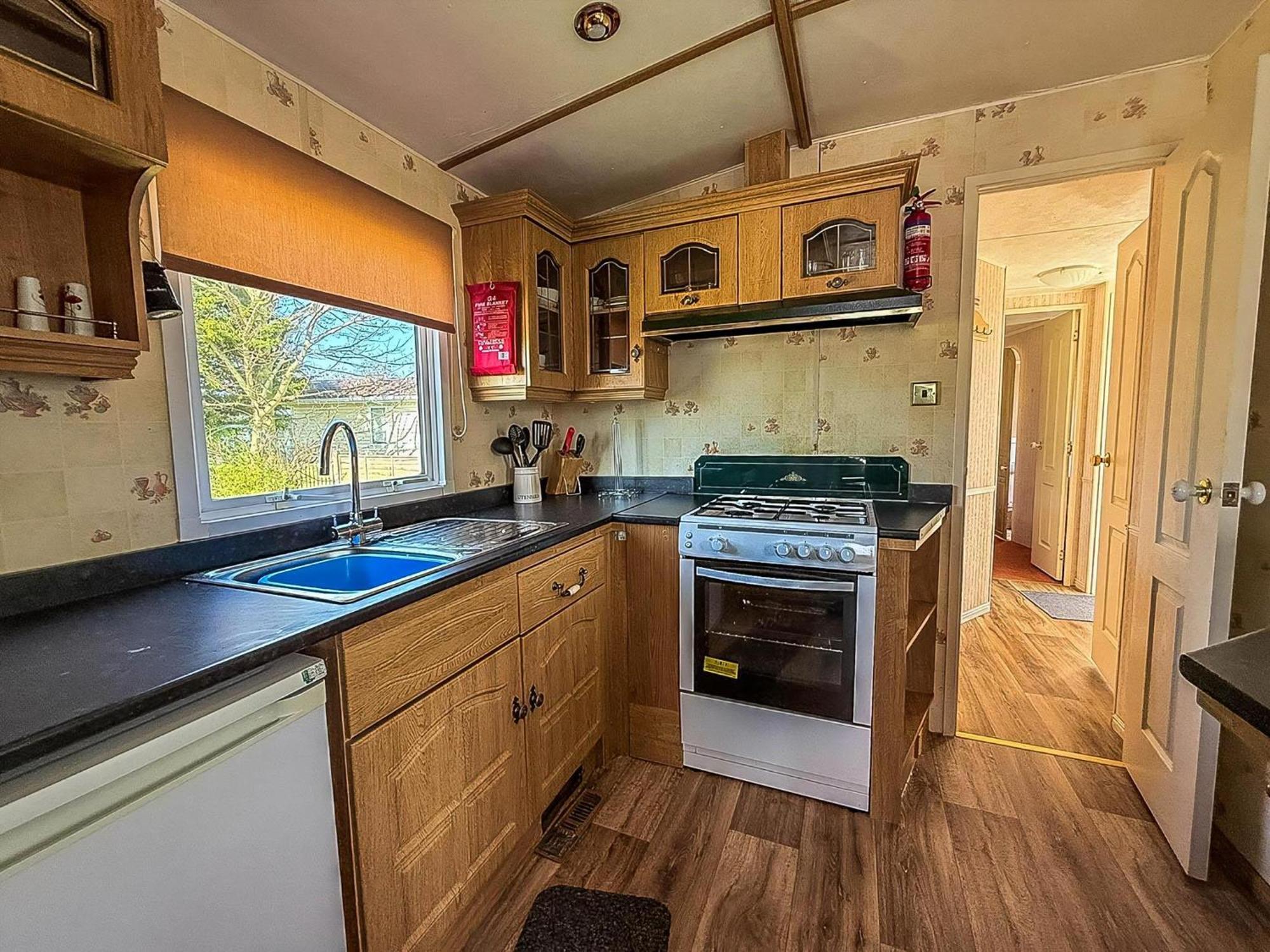 Spacious Caravan For Hire In At Manor Park Ref 23047b Campsite Hunstanton
