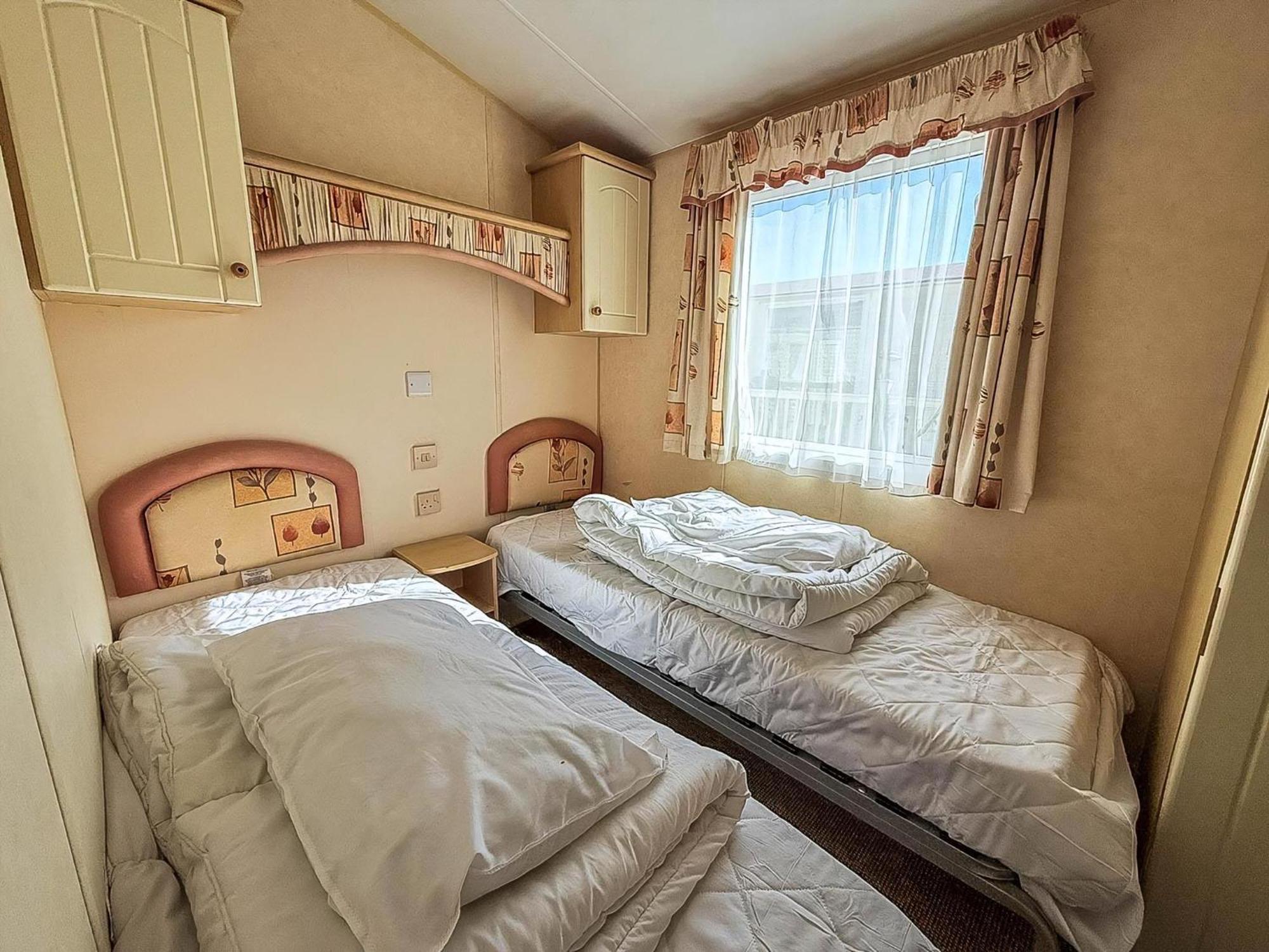 Campsite Dog Friendly 8 Berth Caravan, Minutes From The In Ref 13003l Hunstanton