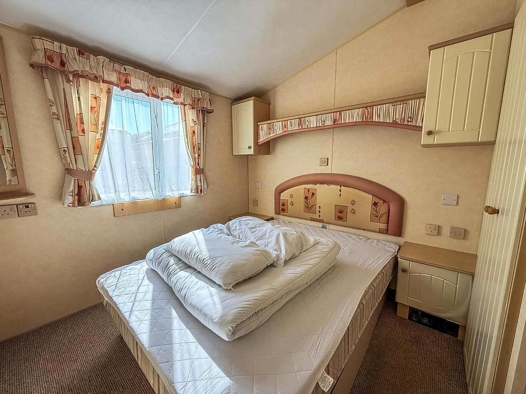 Dog Friendly 8 Berth Caravan, Minutes From The In Ref 13003l * Hunstanton