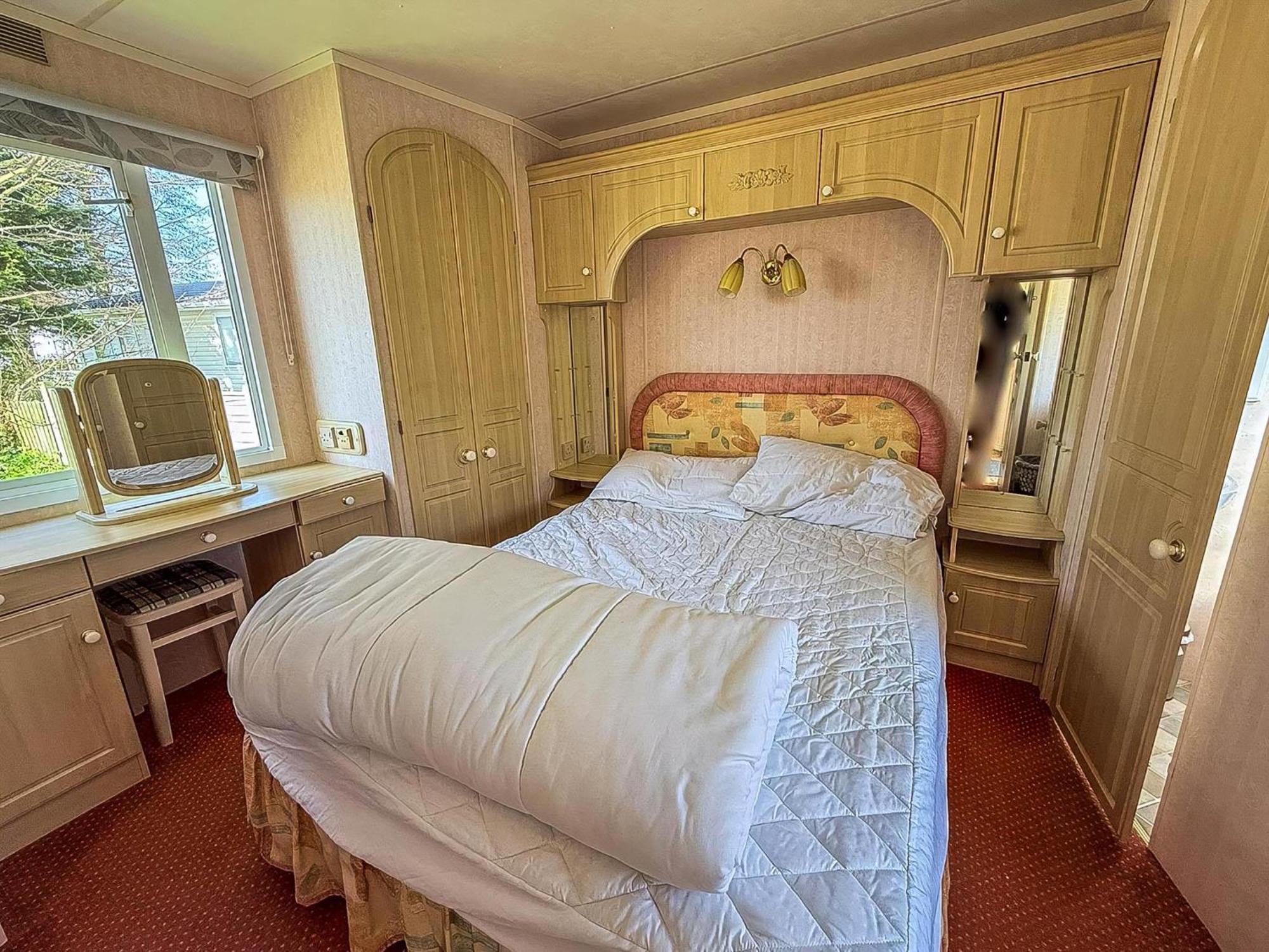 Spacious Caravan For Hire In At Manor Park Ref 23047b Campsite