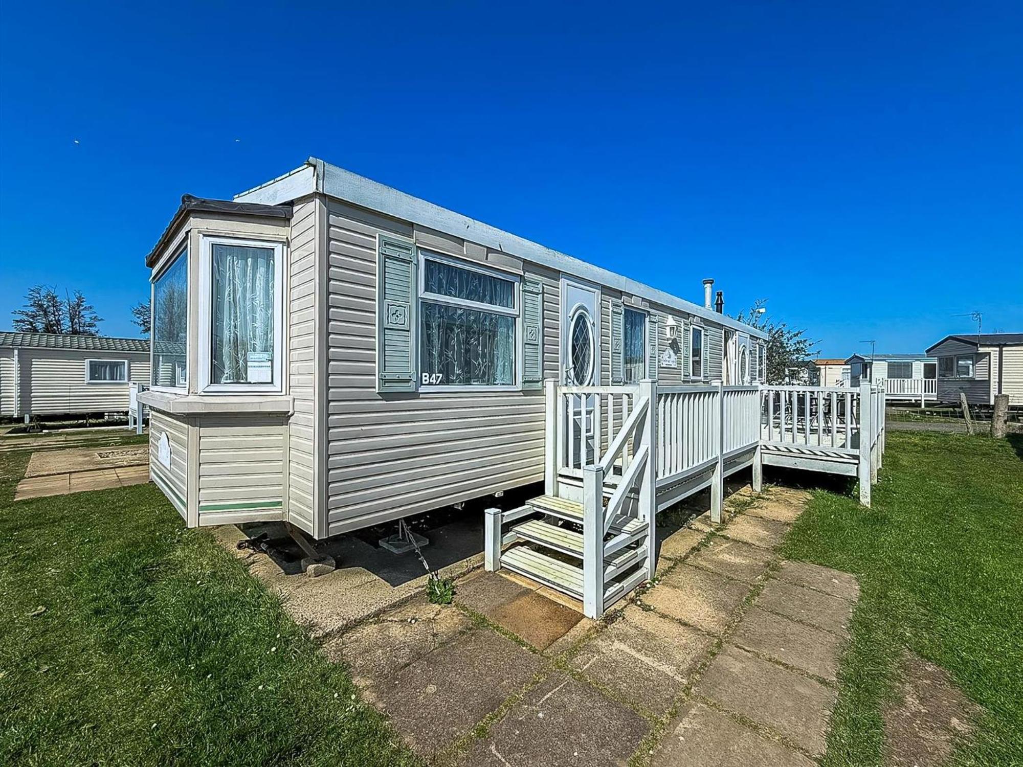 Spacious Caravan For Hire In At Manor Park Ref 23047b *