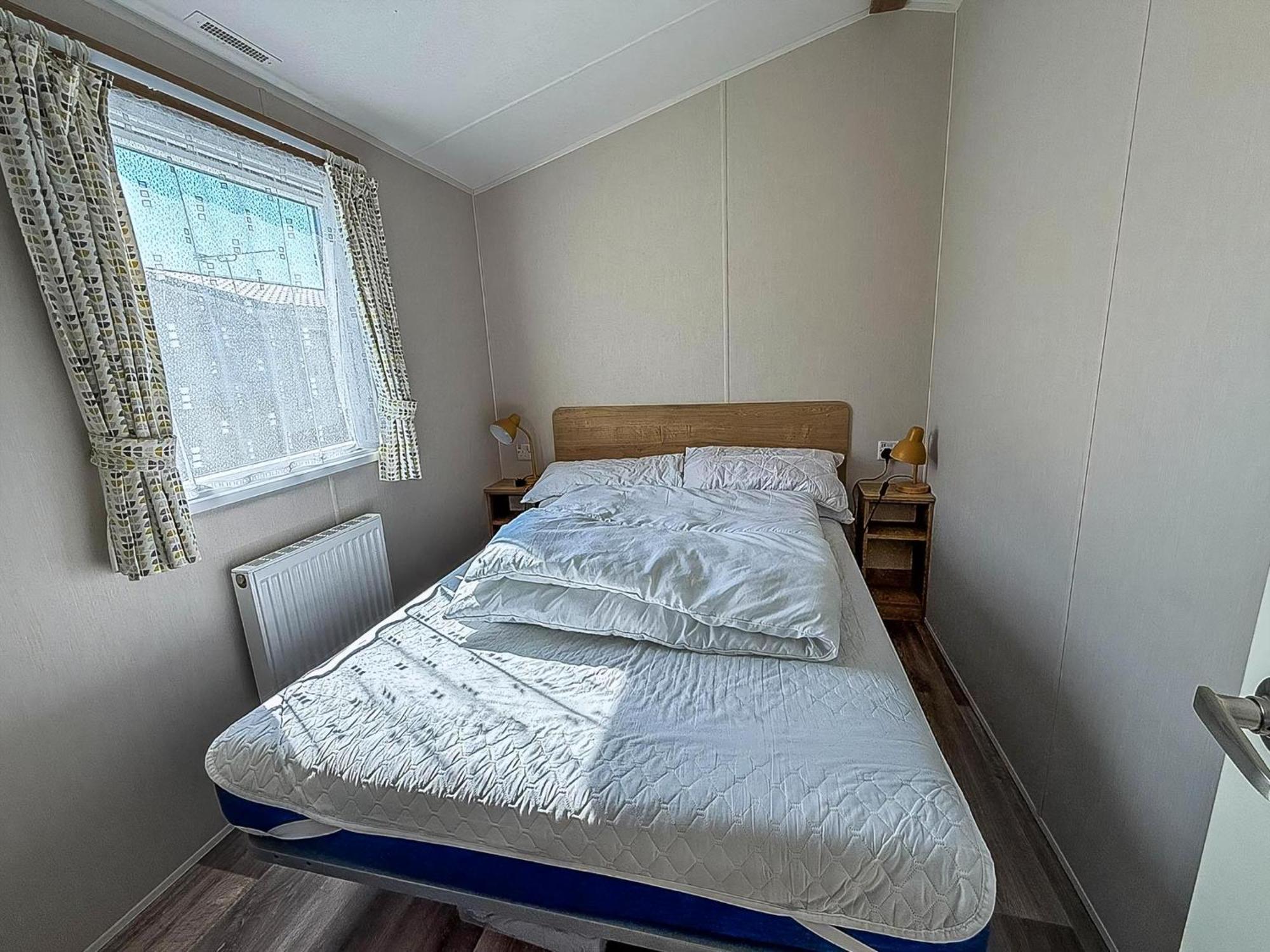 8 Berth Caravan By The Beautiful Of In Norfolk Ref 23006w