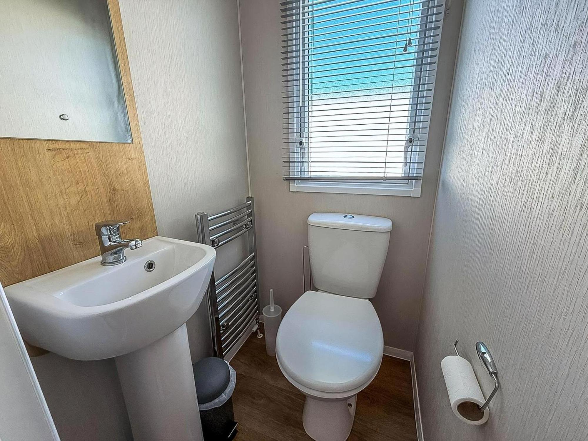 8 Berth Caravan By The Beautiful Of In Norfolk Ref 23006w Campsite *