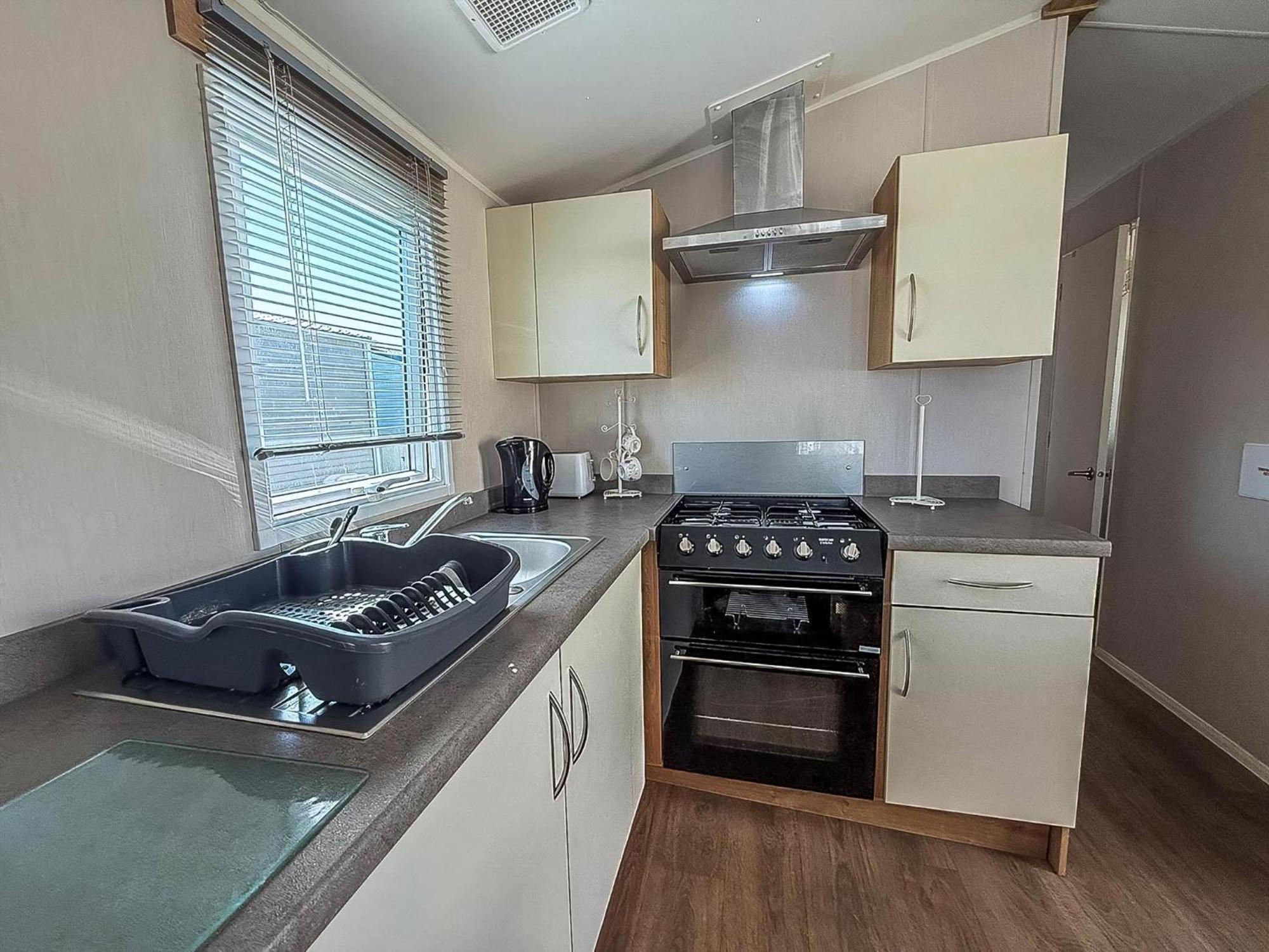 8 Berth Caravan By The Beautiful Of In Norfolk Ref 23006w *