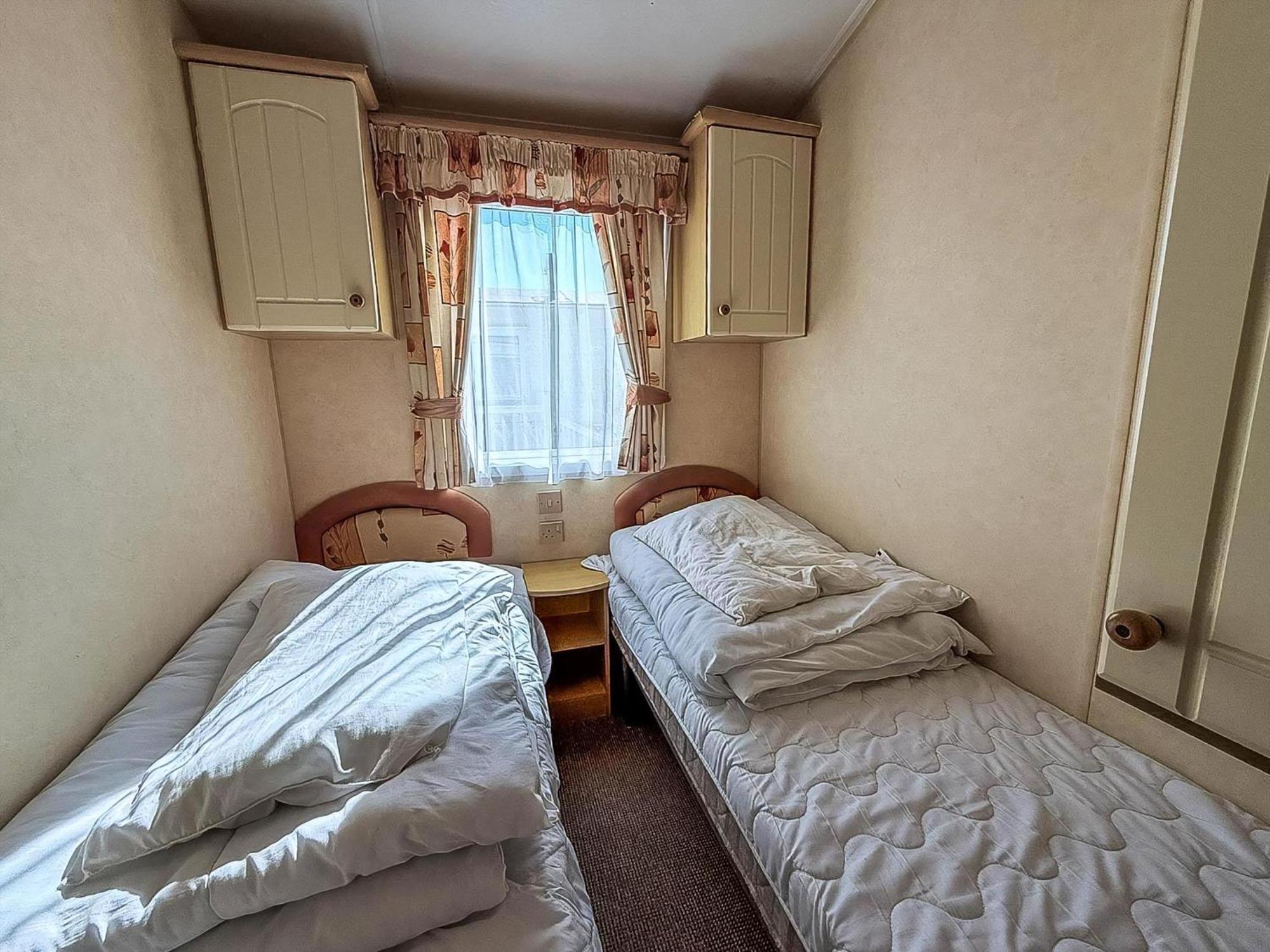 Dog Friendly 8 Berth Caravan, Minutes From The In Ref 13003l