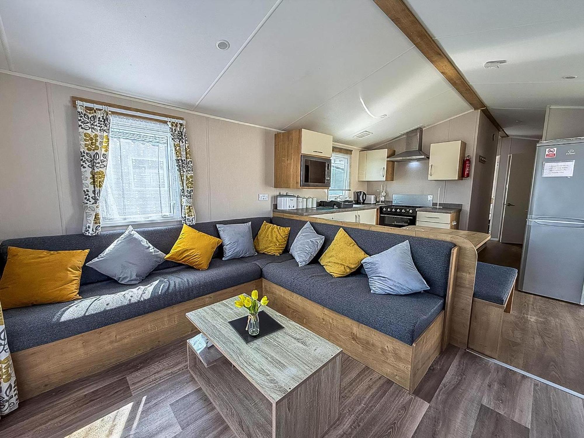 8 Berth Caravan By The Beautiful Of In Norfolk Ref 23006w Campsite Hunstanton