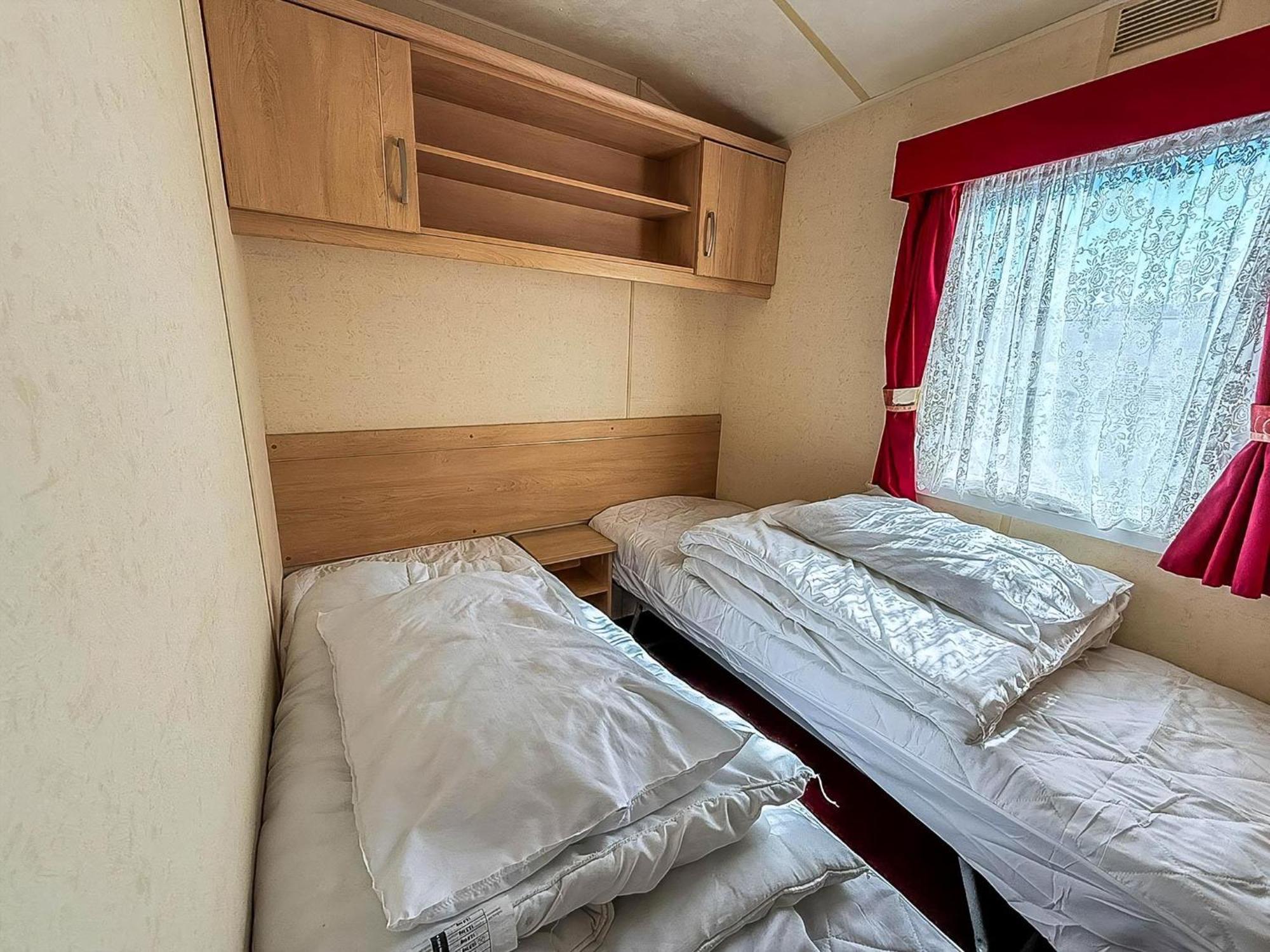 6 Berth Caravan For Hire At Lees In Ref 13006l *