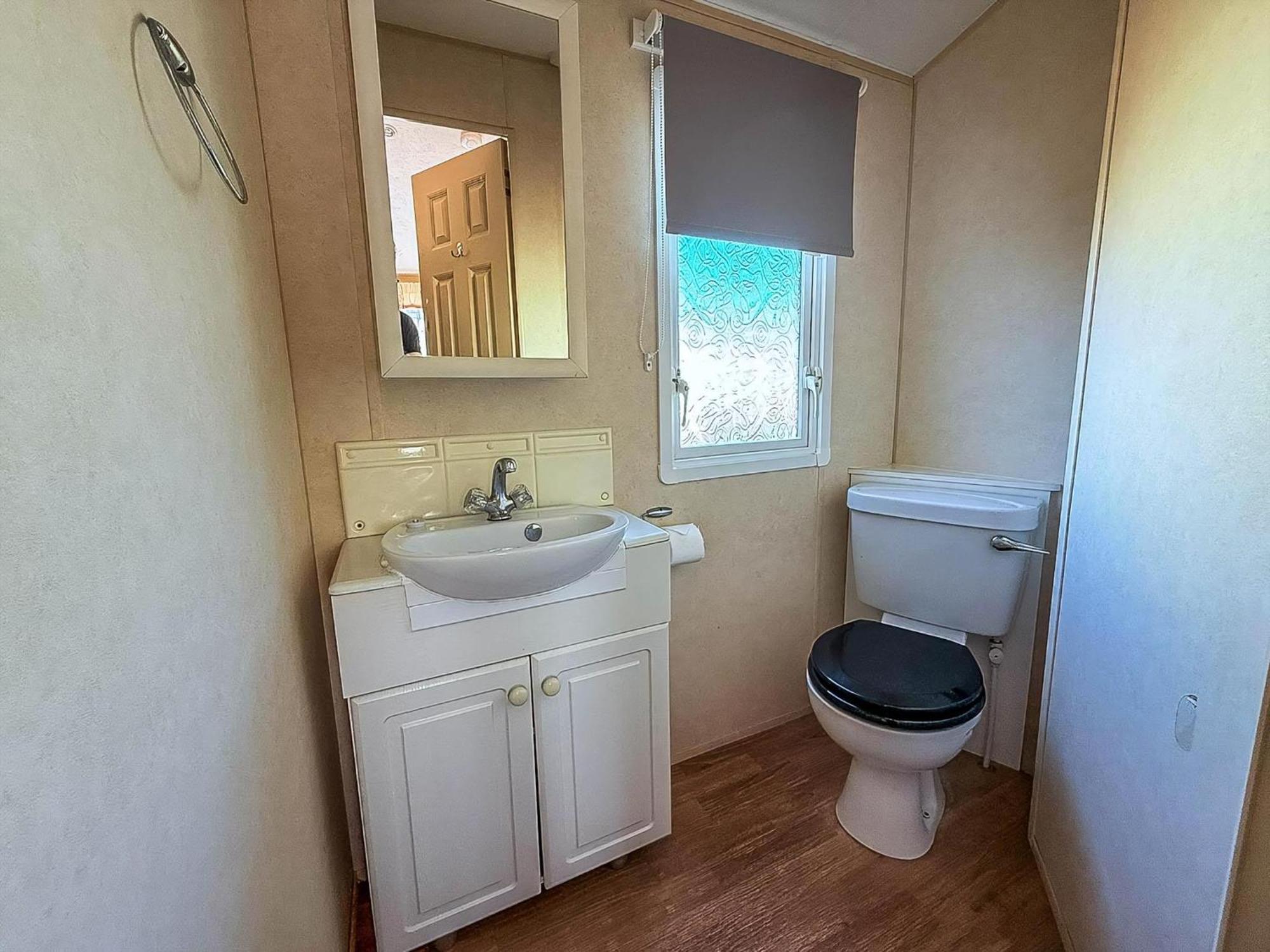 Dog Friendly 8 Berth Caravan, Minutes From The In Ref 13003l Hunstanton