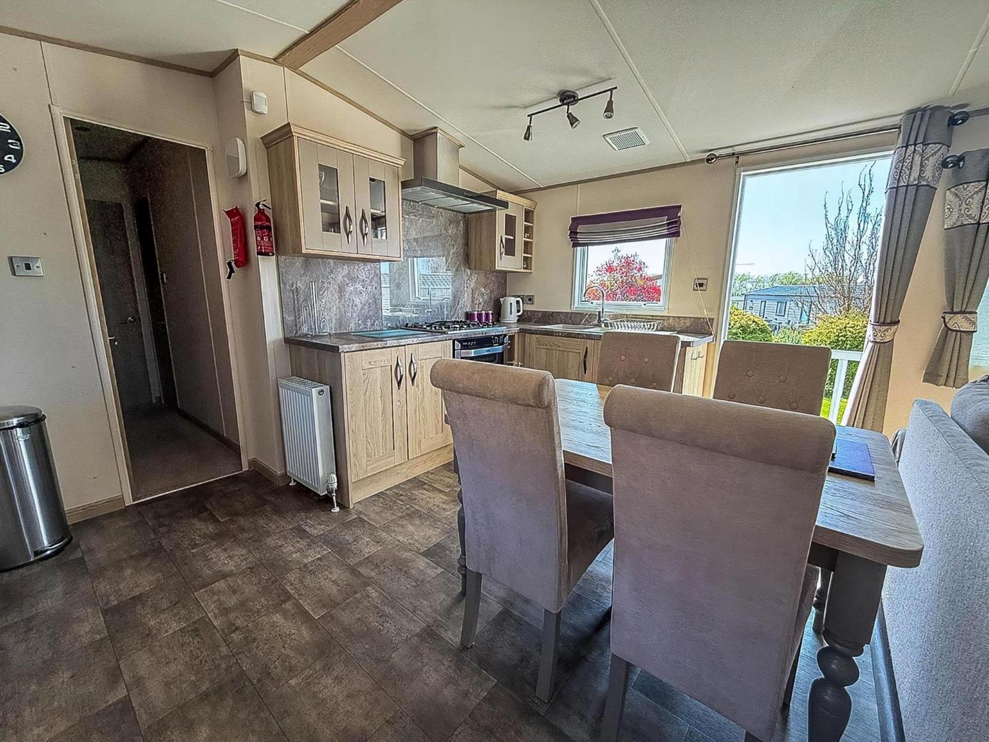 Beautiful At Manor Park In Ref 23018k * Hunstanton