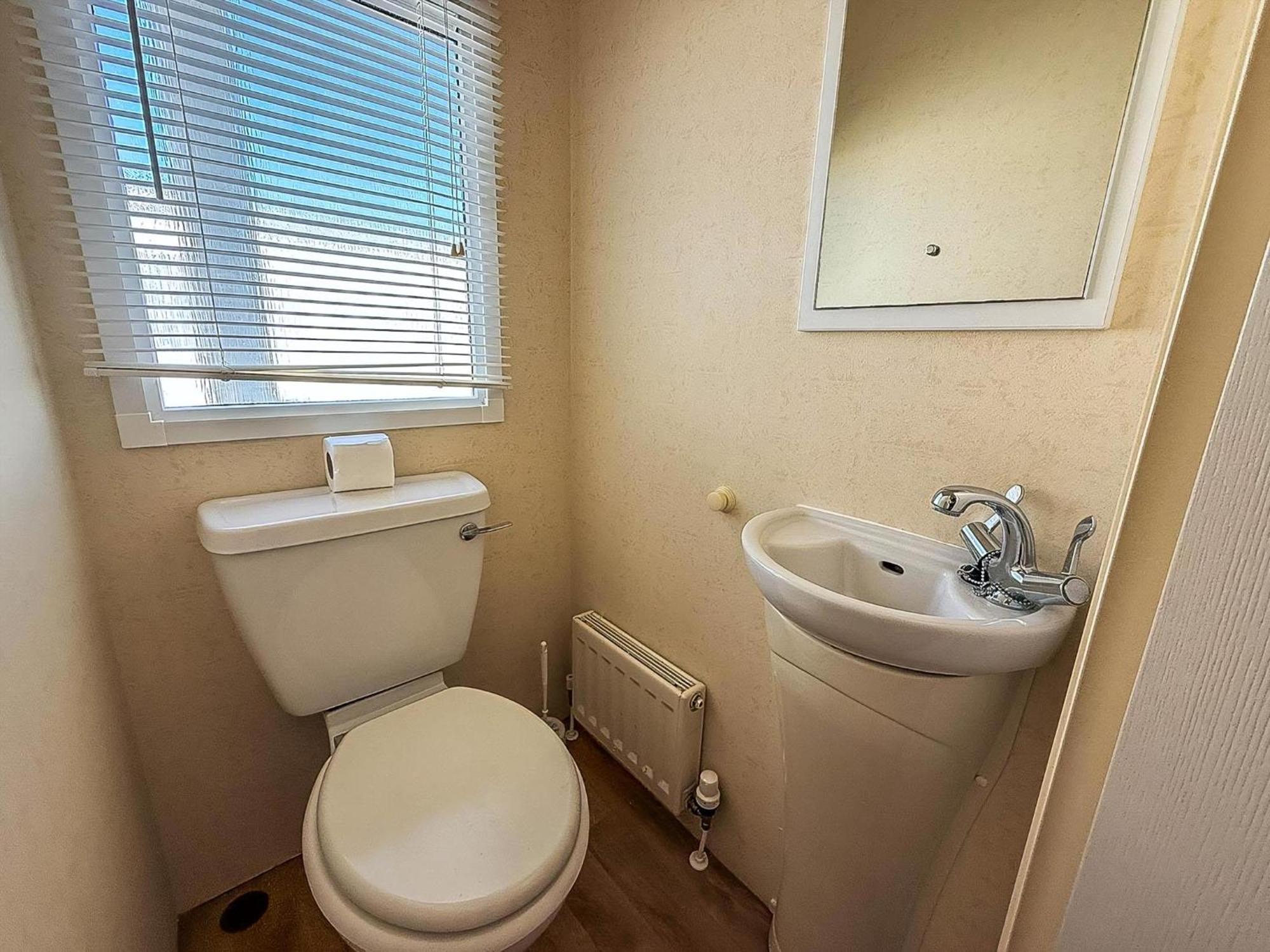 6 Berth Caravan For Hire At Lees In Ref 13006l Campsite