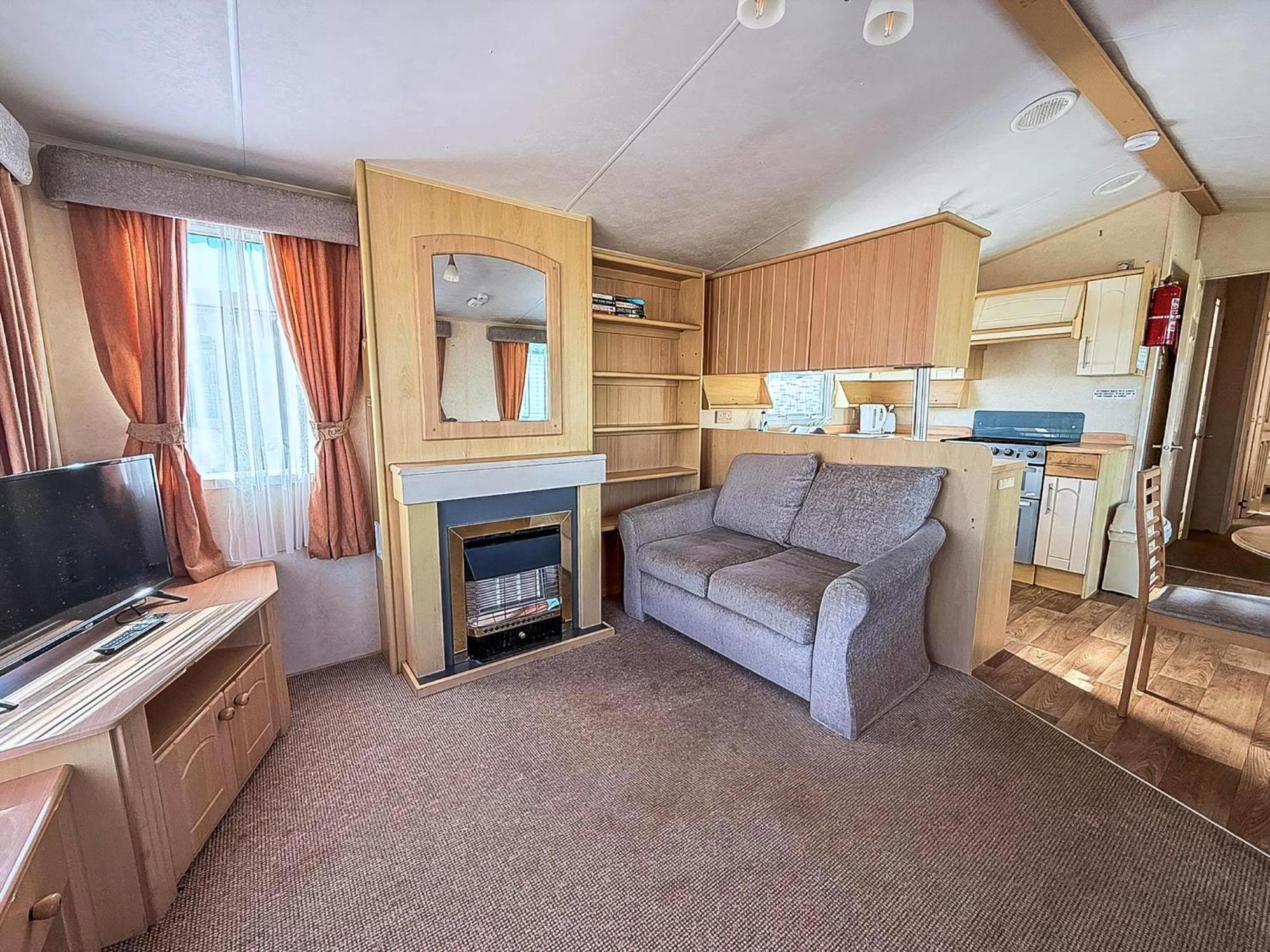 Campsite Dog Friendly 8 Berth Caravan, Minutes From The In Ref 13003l *