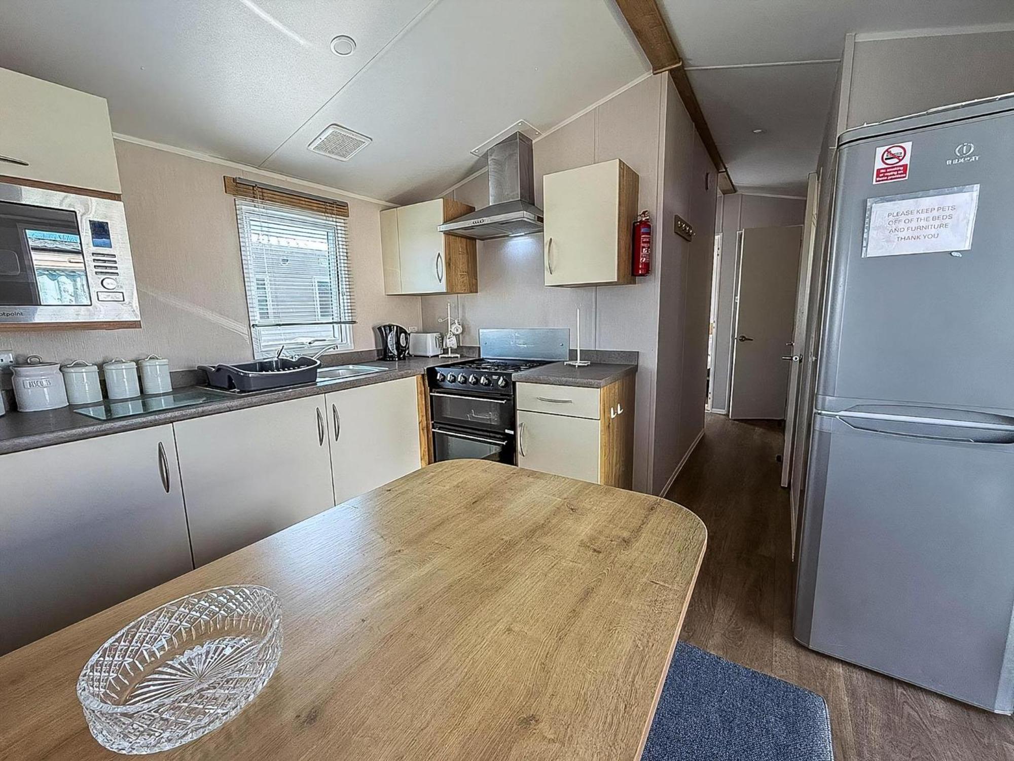 8 Berth Caravan By The Beautiful Of In Norfolk Ref 23006w Campsite Hunstanton