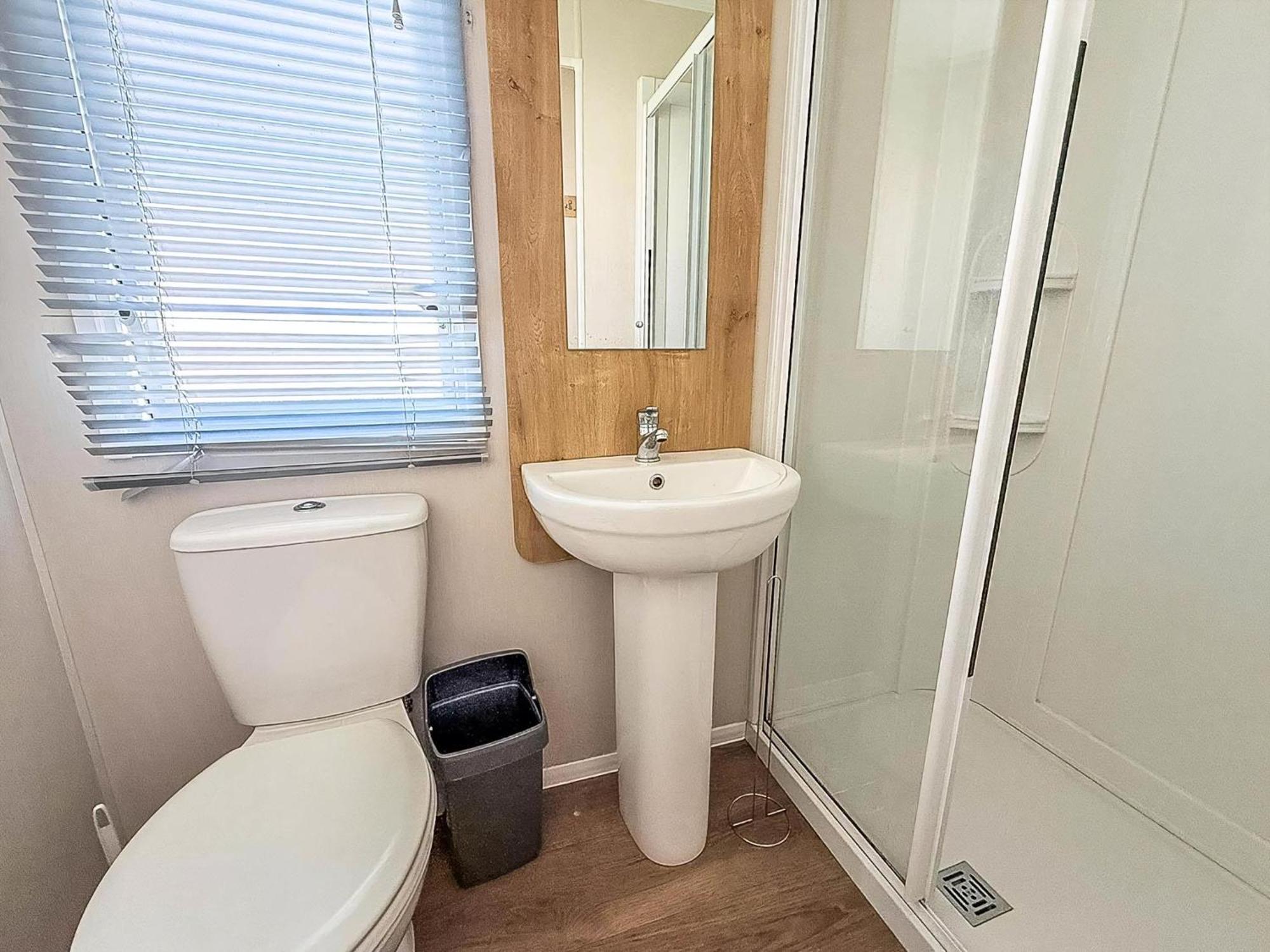8 Berth Caravan By The Beautiful Of In Norfolk Ref 23006w * Hunstanton