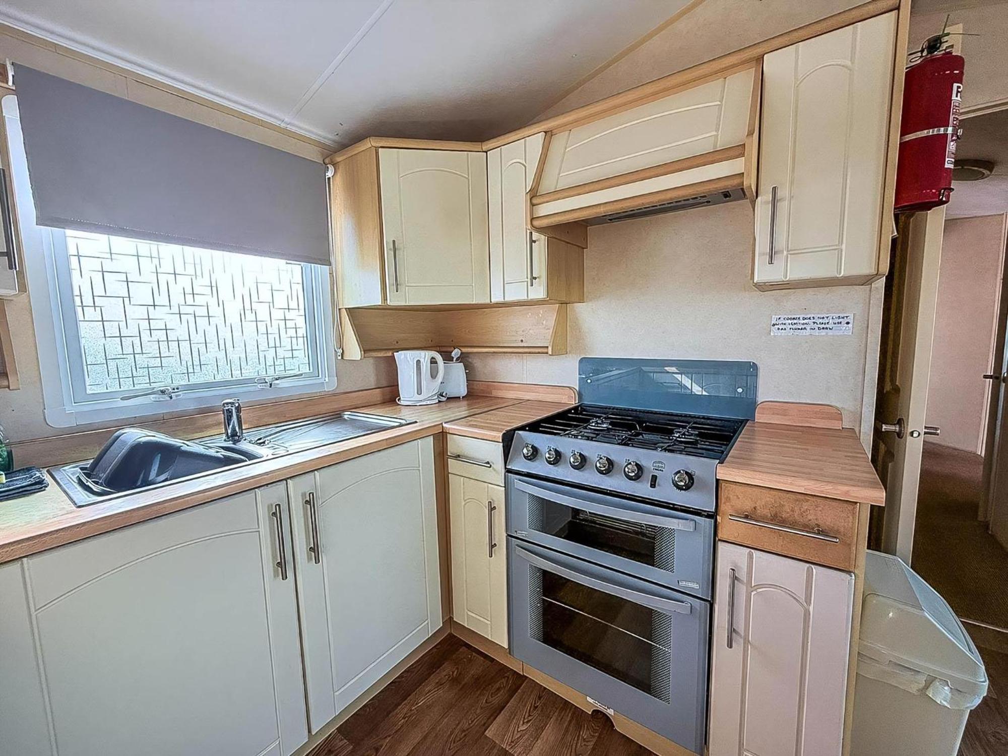 Campsite Dog Friendly 8 Berth Caravan, Minutes From The In Ref 13003l Hunstanton