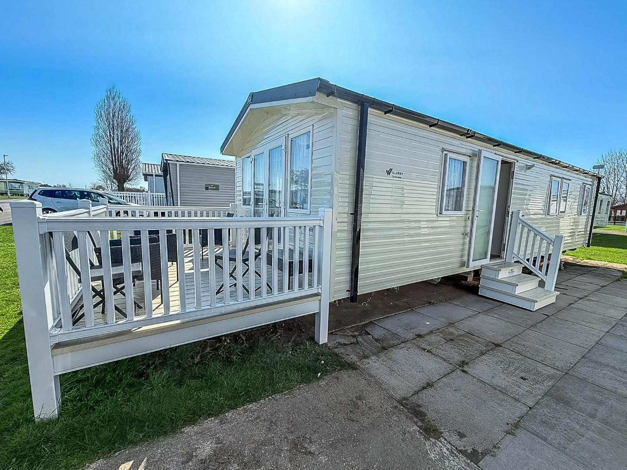 8 Berth Caravan By The Beautiful Of In Norfolk Ref 23006w *