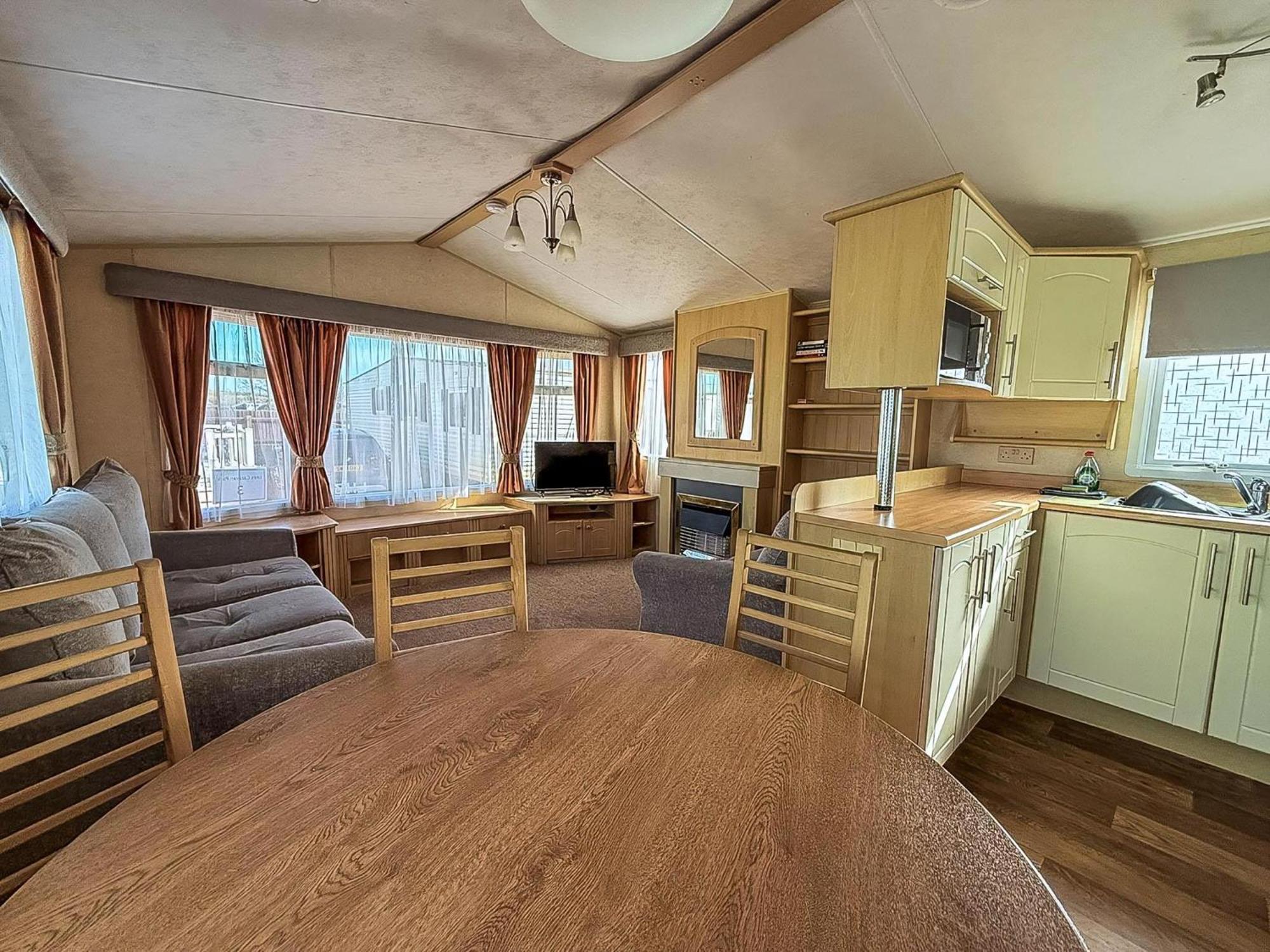 Dog Friendly 8 Berth Caravan, Minutes From The In Ref 13003l Campsite