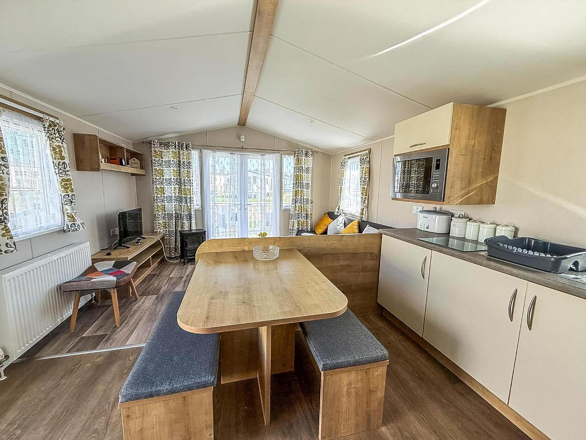 8 Berth Caravan By The Beautiful Of In Norfolk Ref 23006w Campsite *
