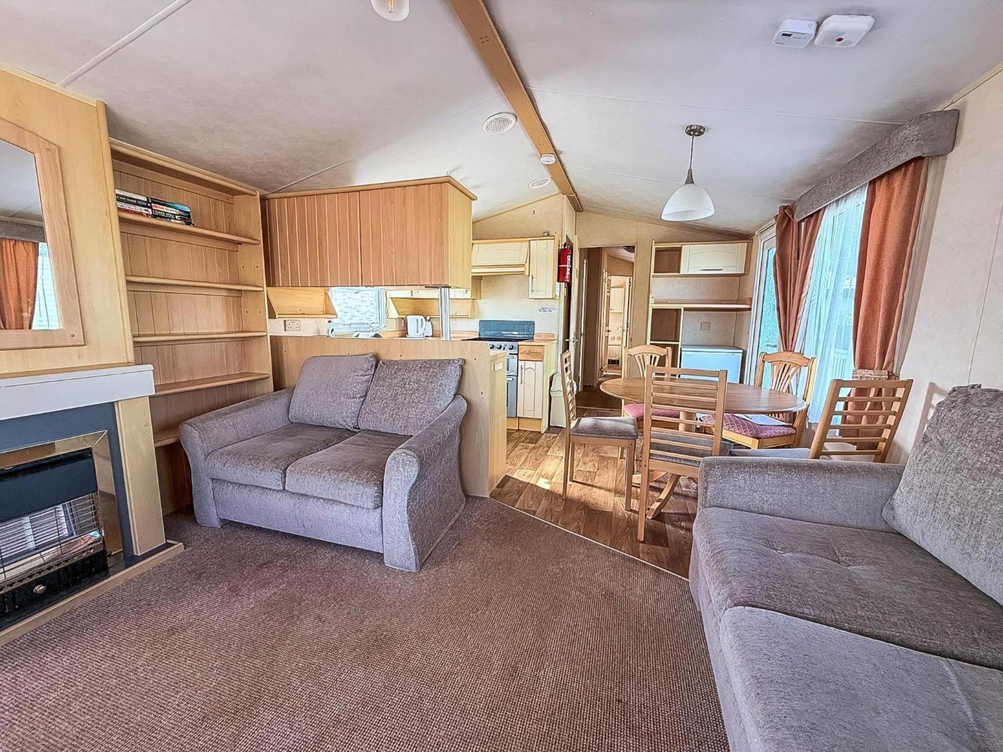 Dog Friendly 8 Berth Caravan, Minutes From The In Ref 13003l Campsite Hunstanton