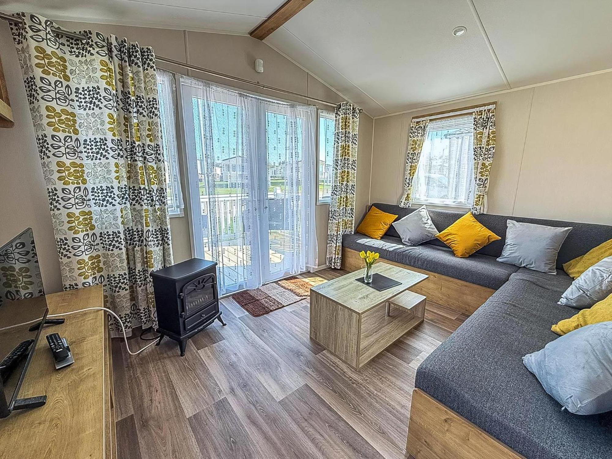 Campsite 8 Berth Caravan By The Beautiful Of In Norfolk Ref 23006w *