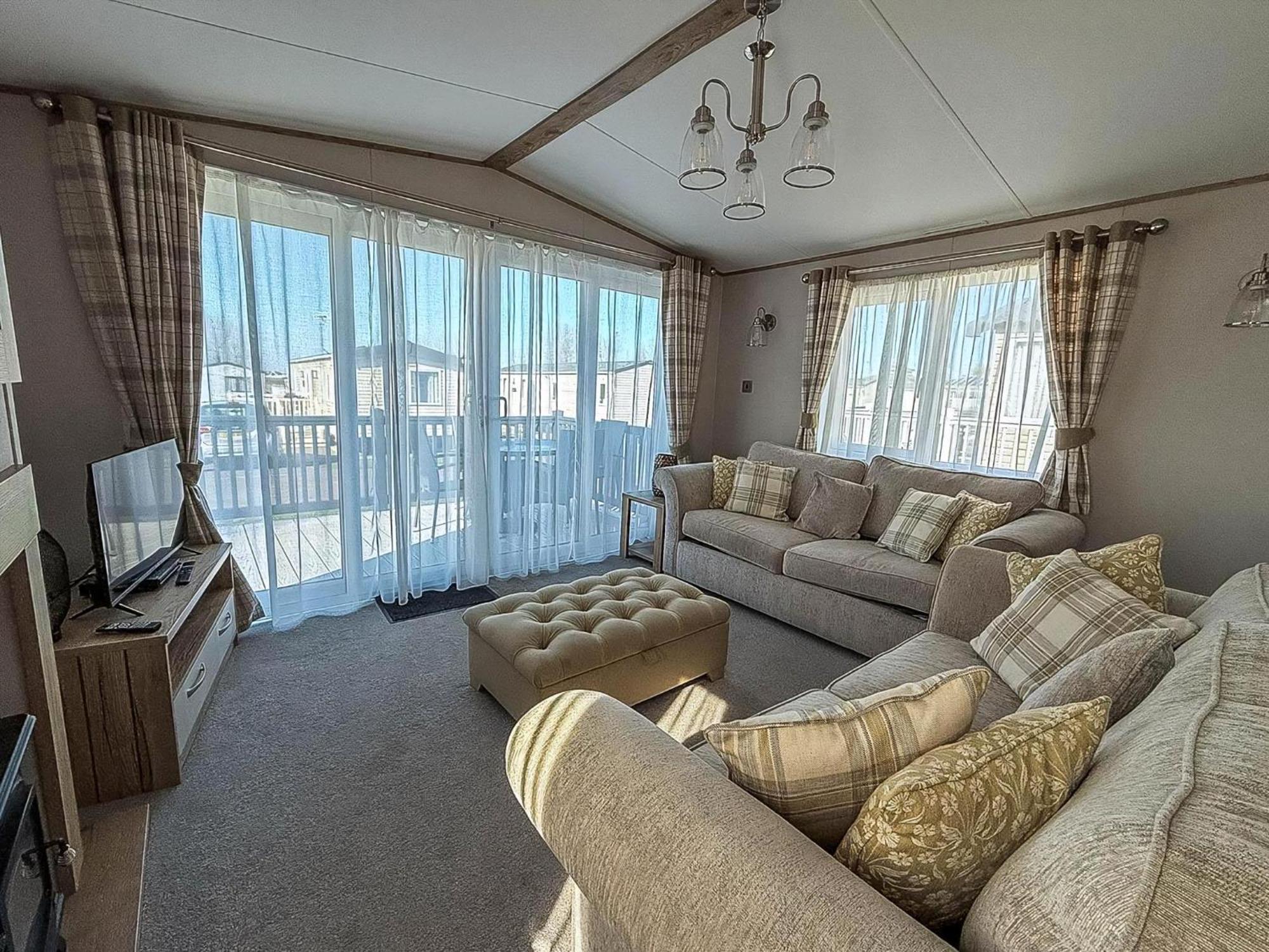 Amazing Caravan With Decking At Manor Park In Ref 23010ha