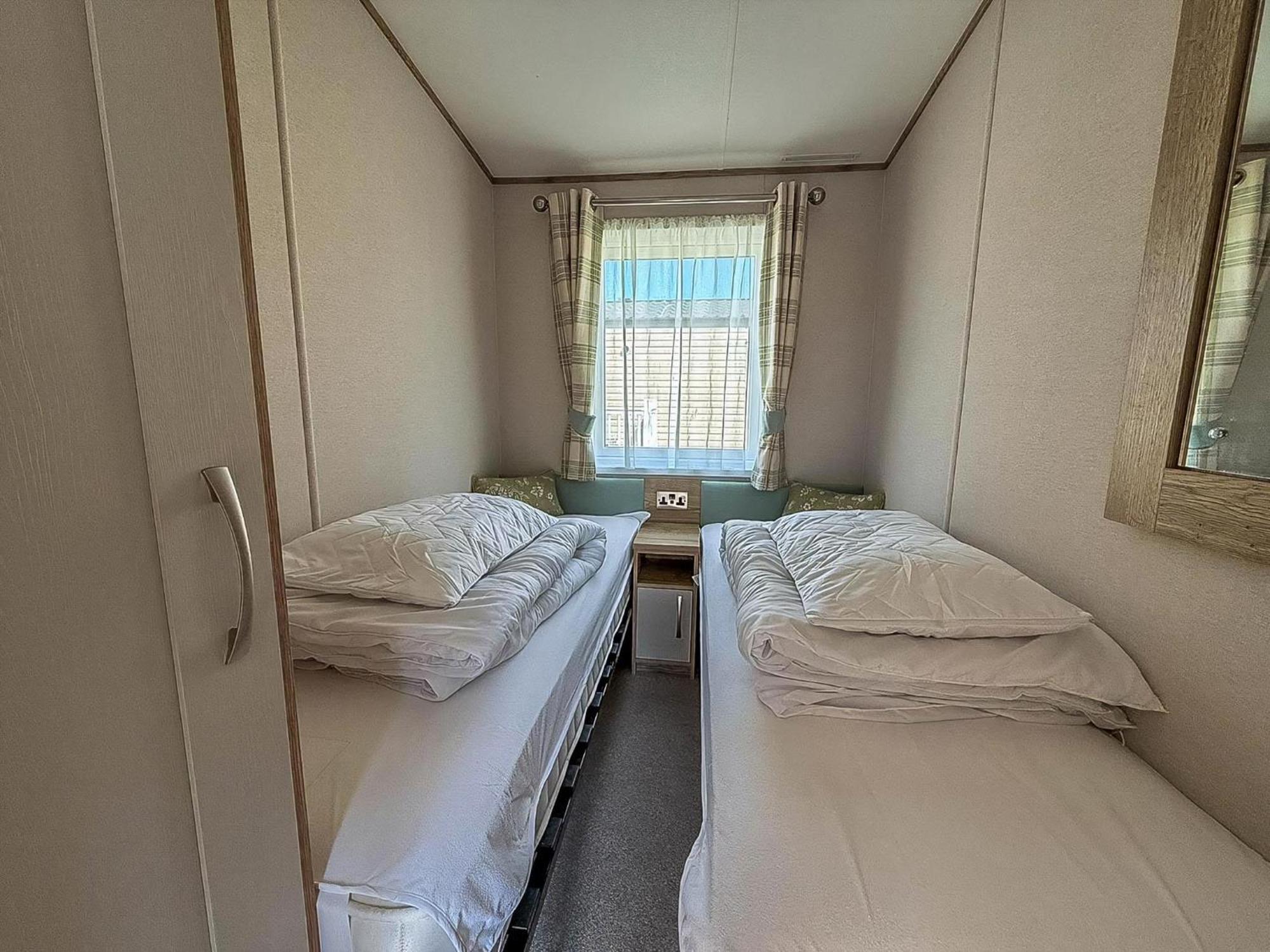 Amazing Caravan With Decking At Manor Park In Ref 23010ha Hunstanton