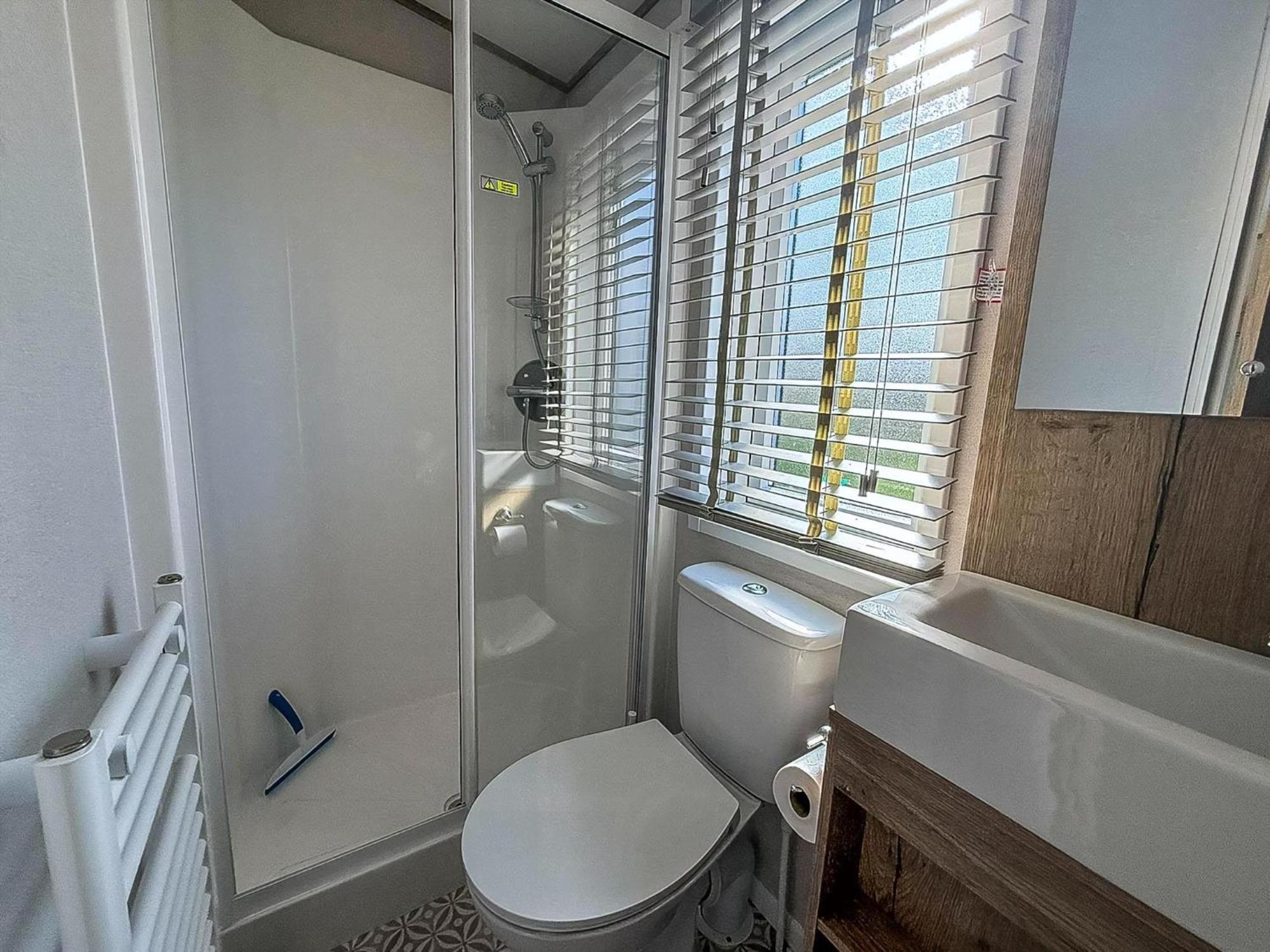 Amazing Caravan With Decking At Manor Park In Ref 23010ha *