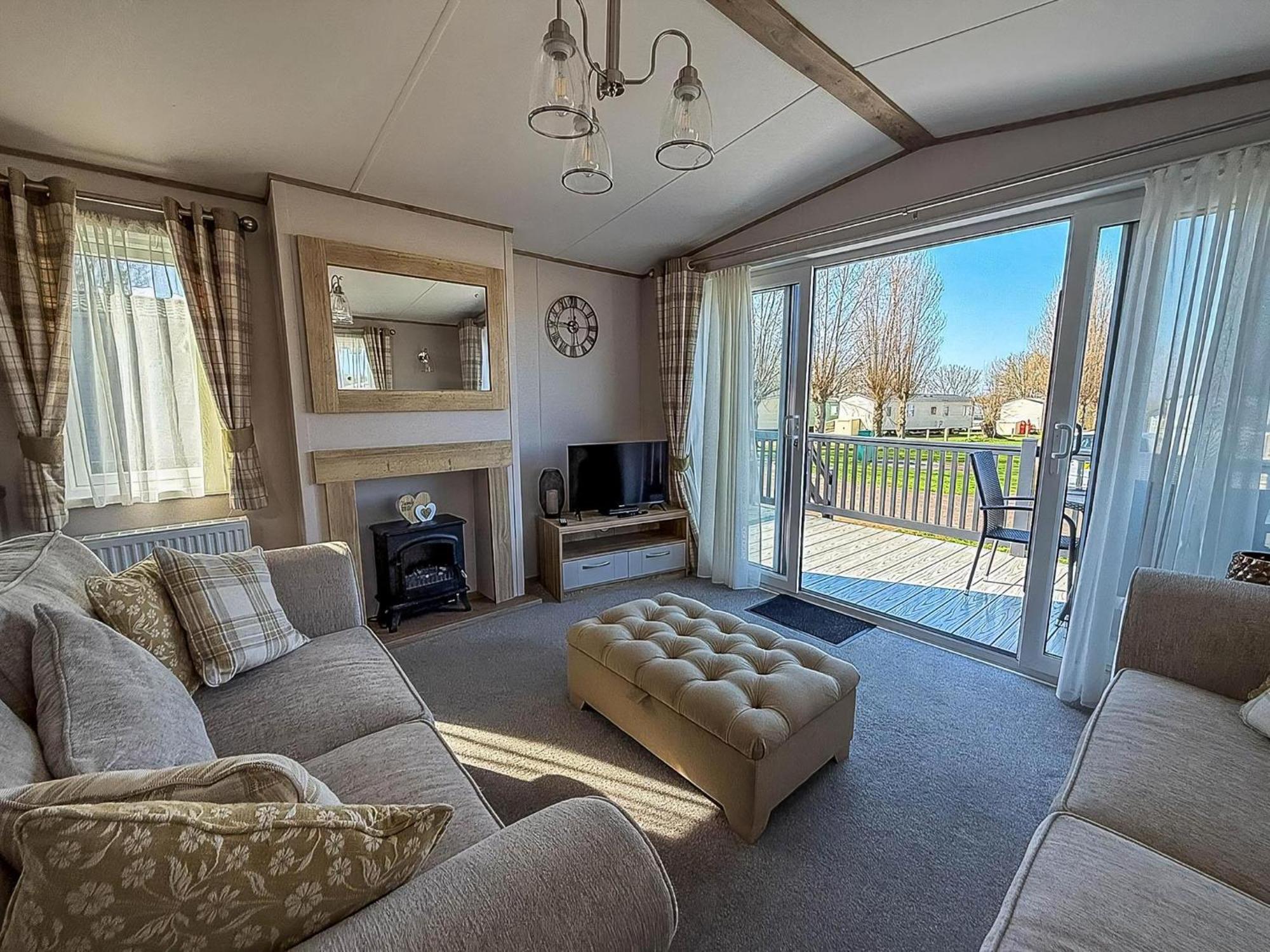 Amazing Caravan With Decking At Manor Park In Ref 23010ha Hunstanton
