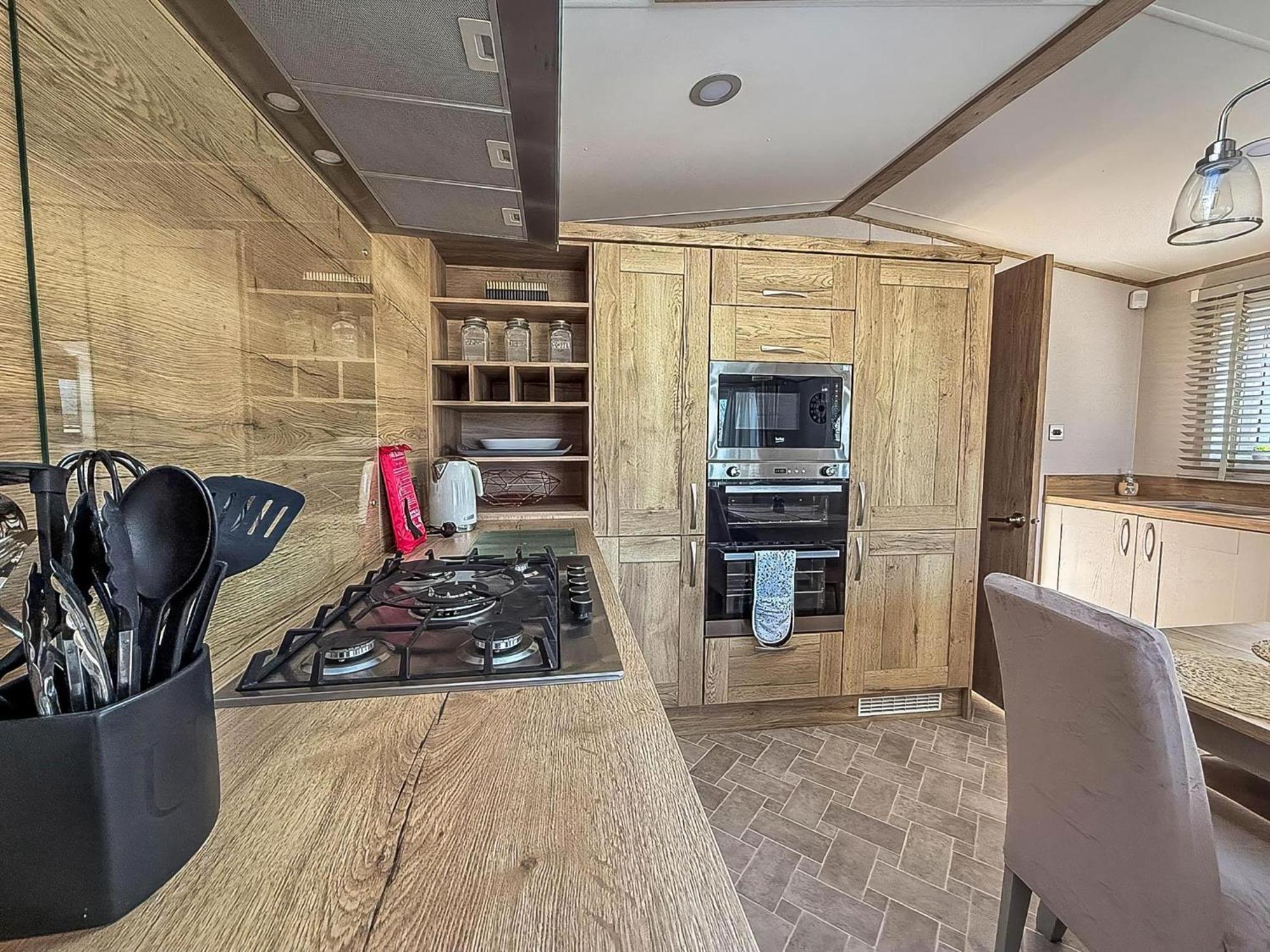 Amazing Caravan With Decking At Manor Park In Ref 23010ha * Hunstanton